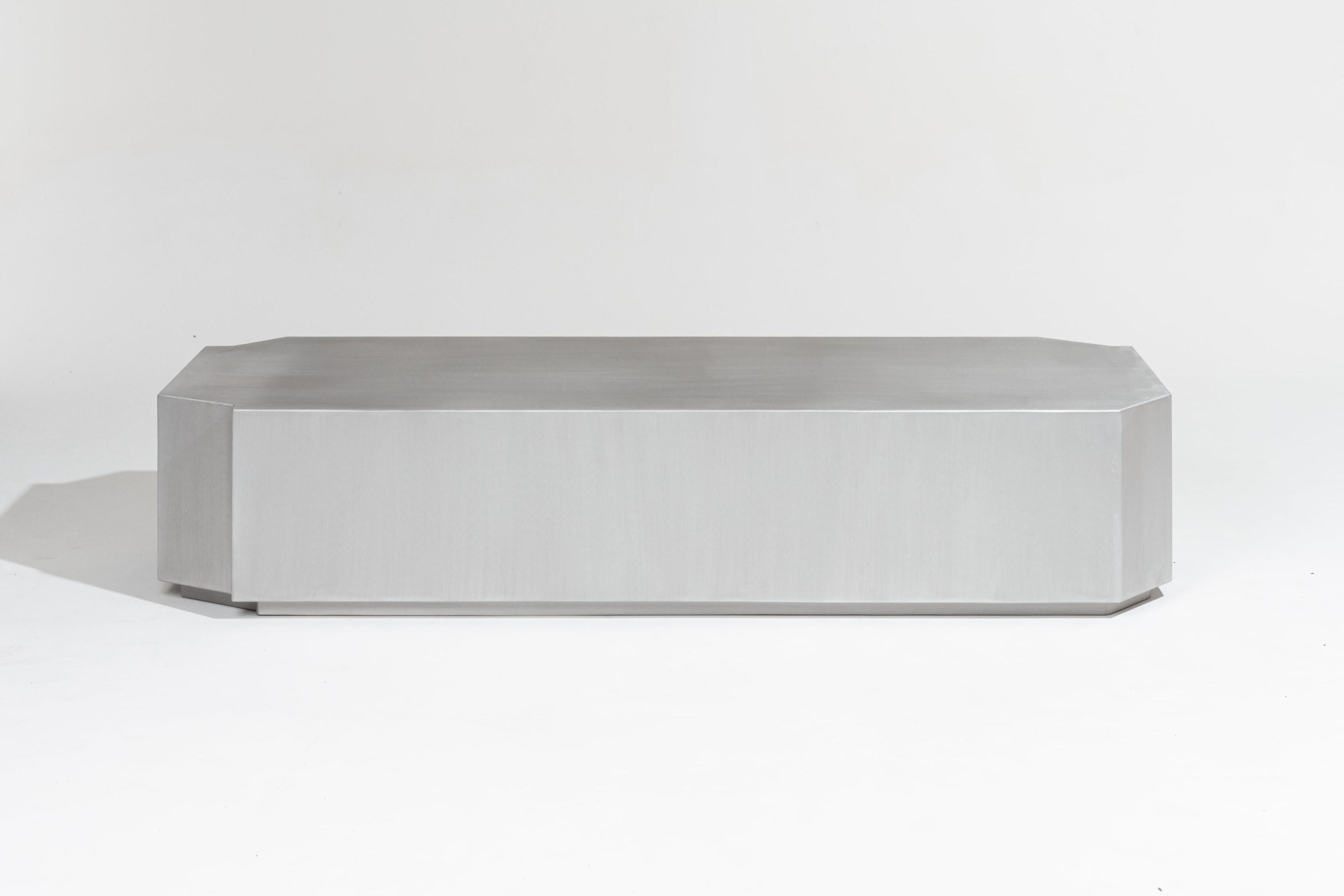 Mesa de centro rectangular Funki Lounge de aluminio cepillado, seleccionada por la Galerie Paradis, de Louise Roe. Fabricado en Portugal.
La serie Funki Furniture de Louise Roe es una colección versátil compuesta por un banco, mesas de centro