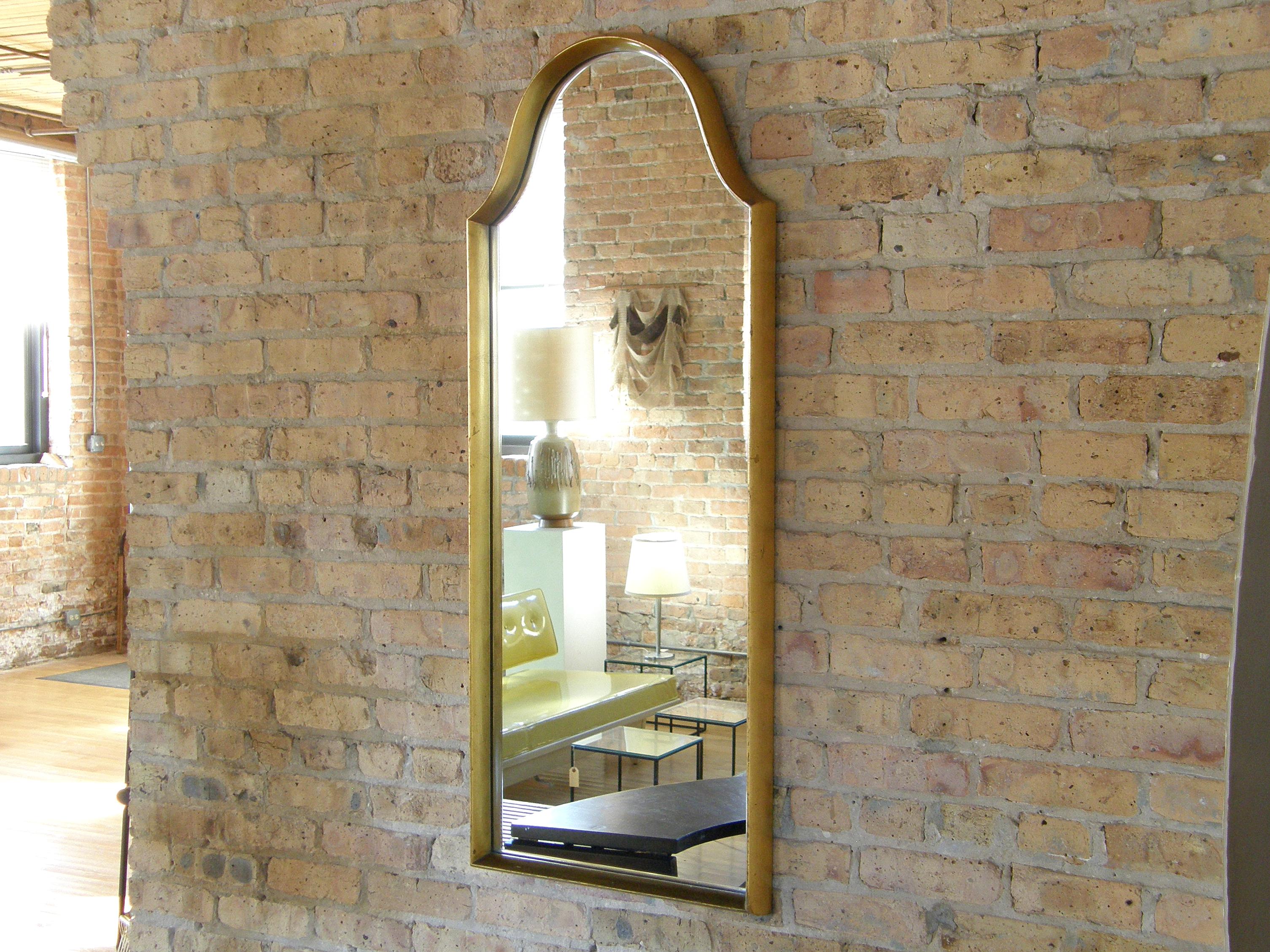 Rechteckiger Spiegel aus vergoldetem Holz mit gewölbter Platte im Zustand „Gut“ im Angebot in Chicago, IL