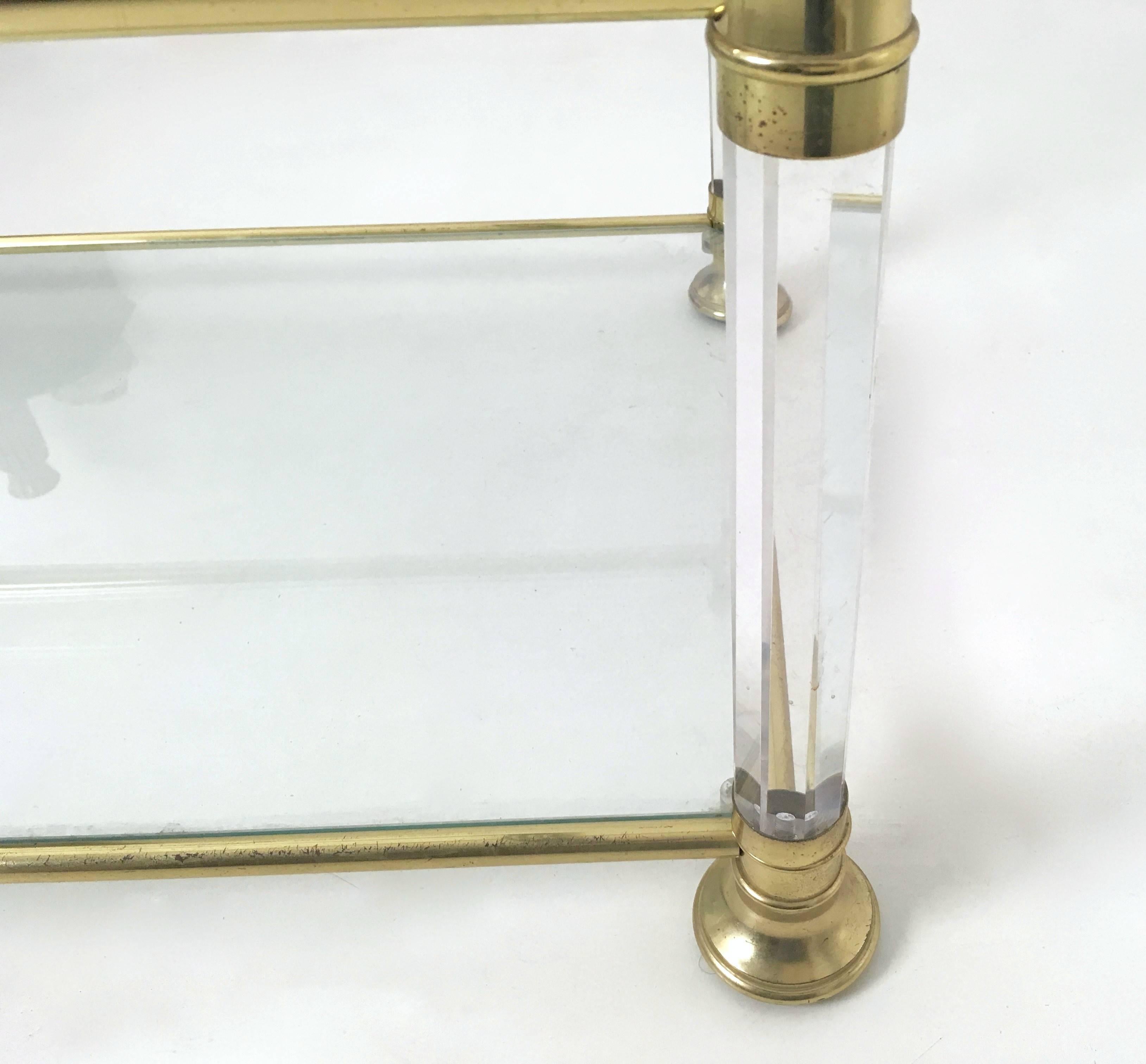 Rechteckiger Couchtisch aus Glas mit Messing- und Acrylglasrahmen, Italien (Italienisch) im Angebot
