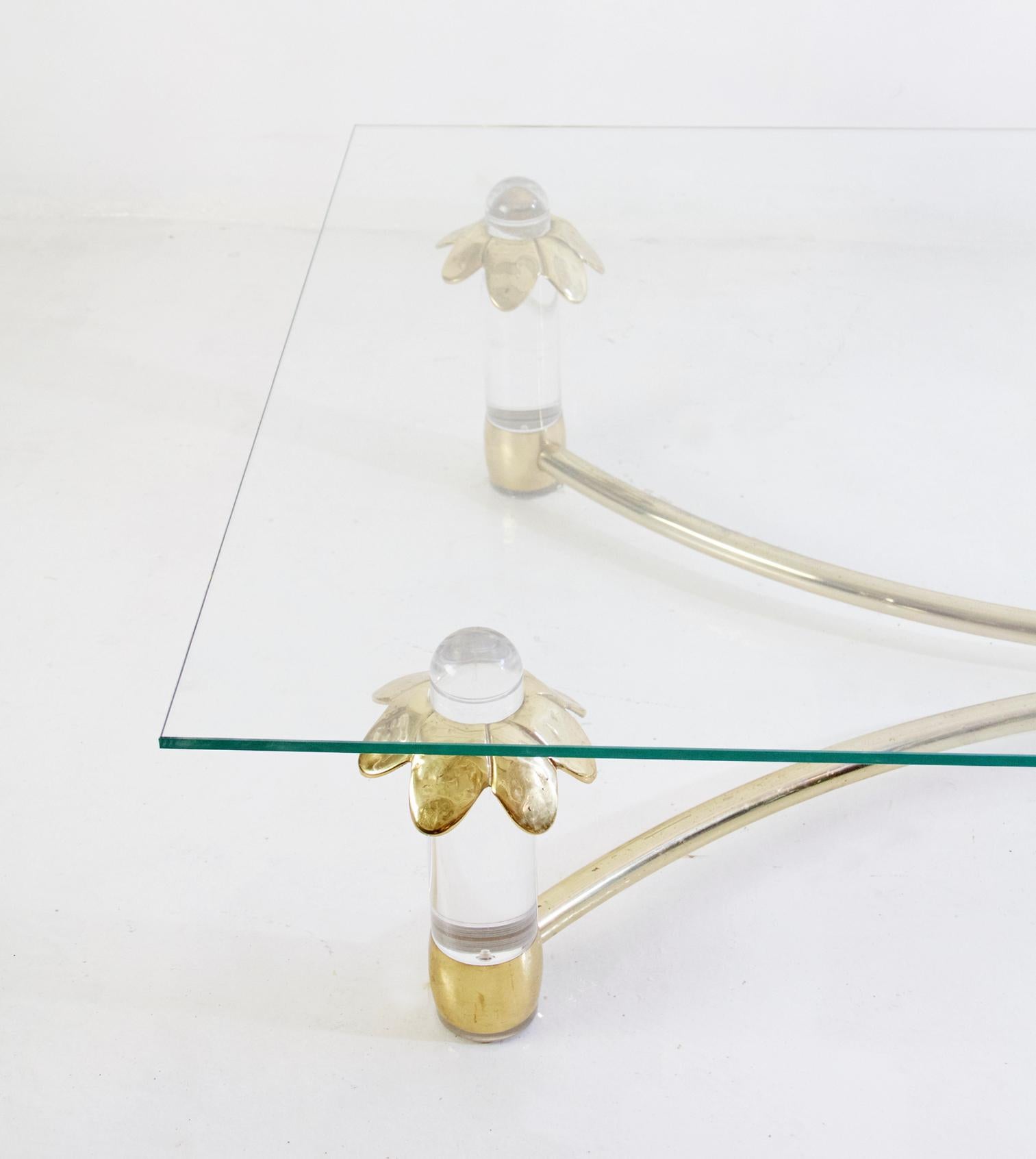Une grande table basse vintage fabriquée en Italie dans les années 1970 avec un cadre en forme de croissant en bronze et plexiglas avec un dessus en verre rectangulaire.