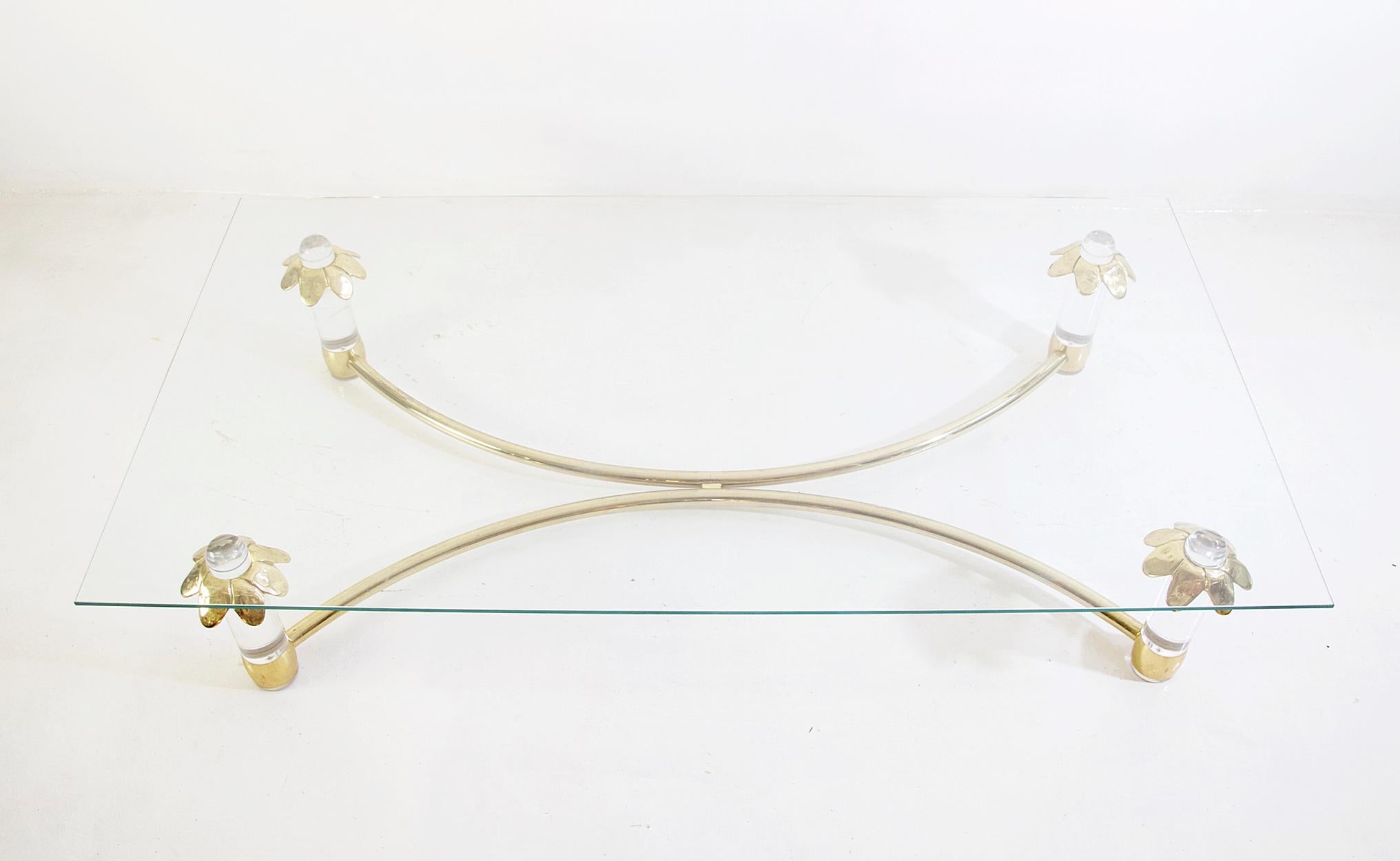 italien Table basse rectangulaire en verre avec cadre en bronze et plexiglas, Italie, années 1980 en vente