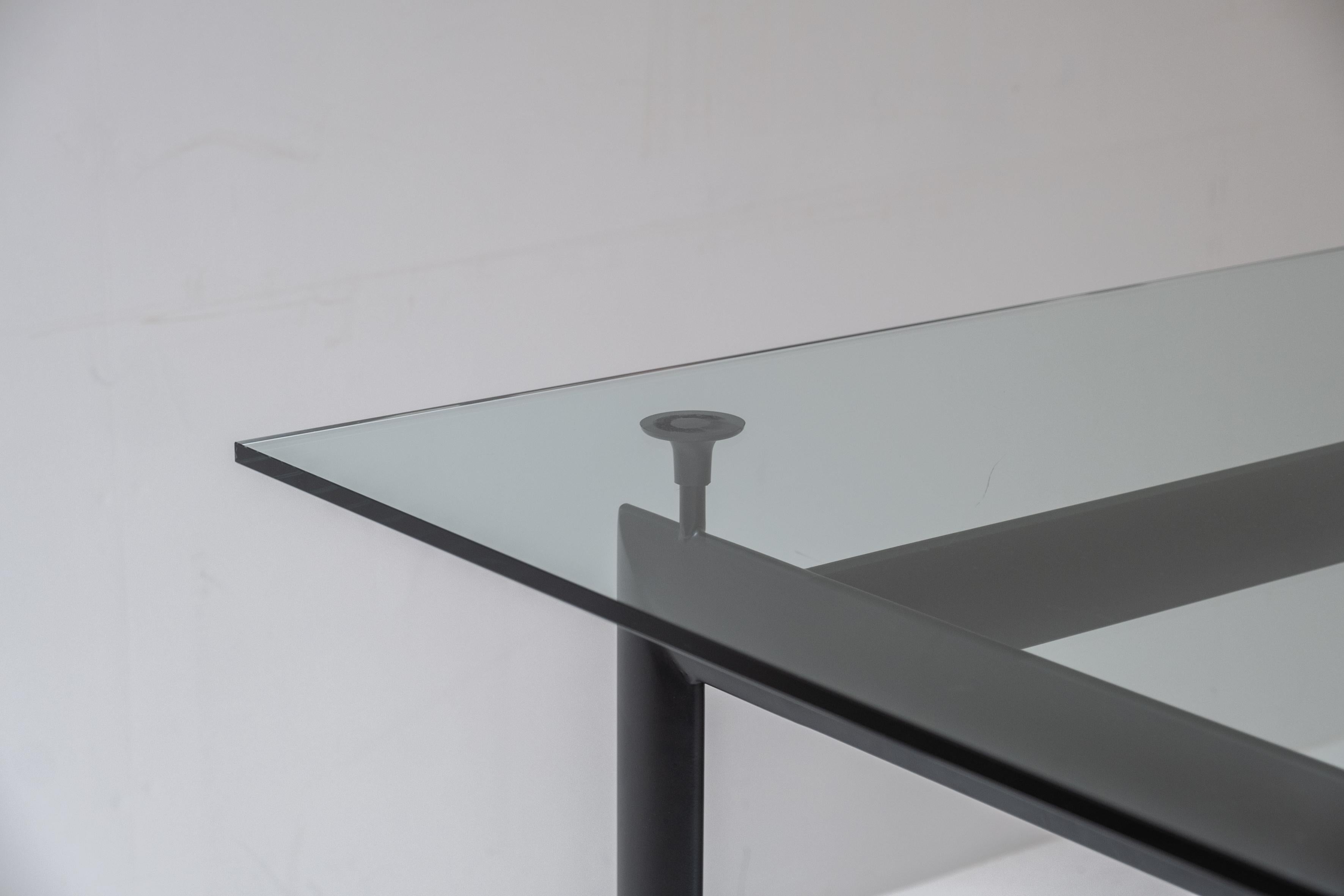 Rectangular glass dining table from the 1980s.  In Good Condition For Sale In Antwerp, BE