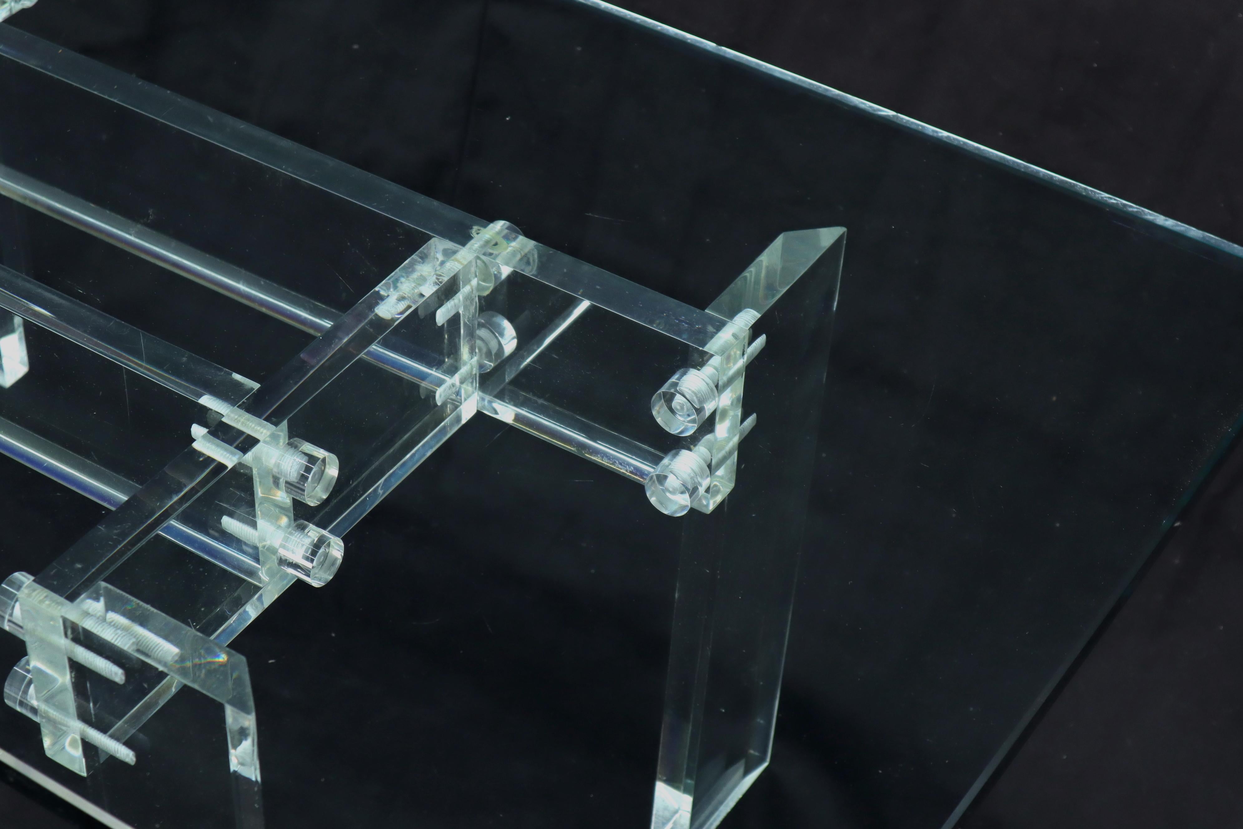 Table basse rectangulaire avec plateau en verre et base en lucite en vente 3