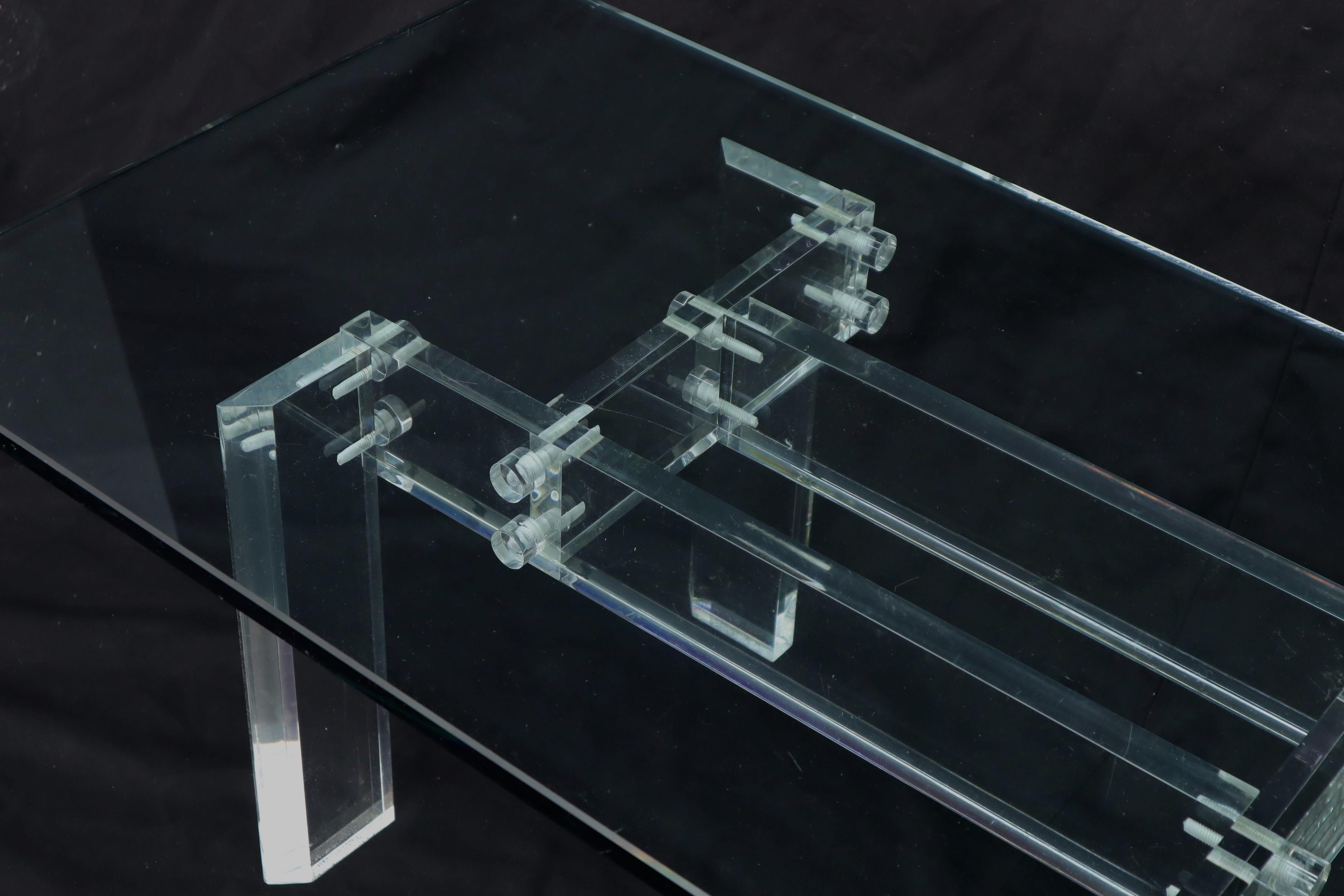 Table basse rectangulaire avec plateau en verre et base en lucite en vente 4