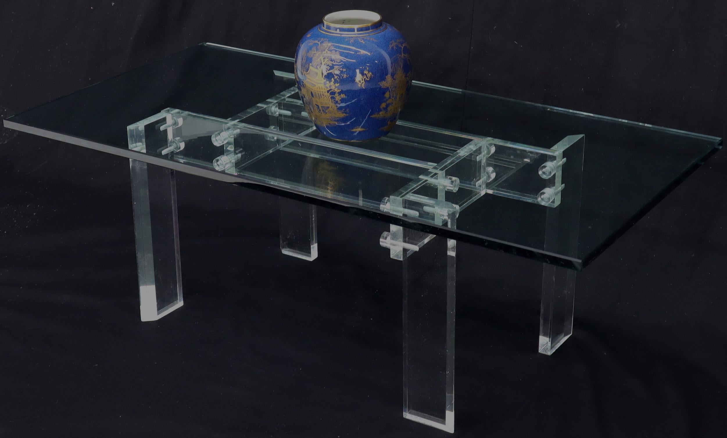Table basse rectangulaire avec plateau en verre et base en lucite en vente 5