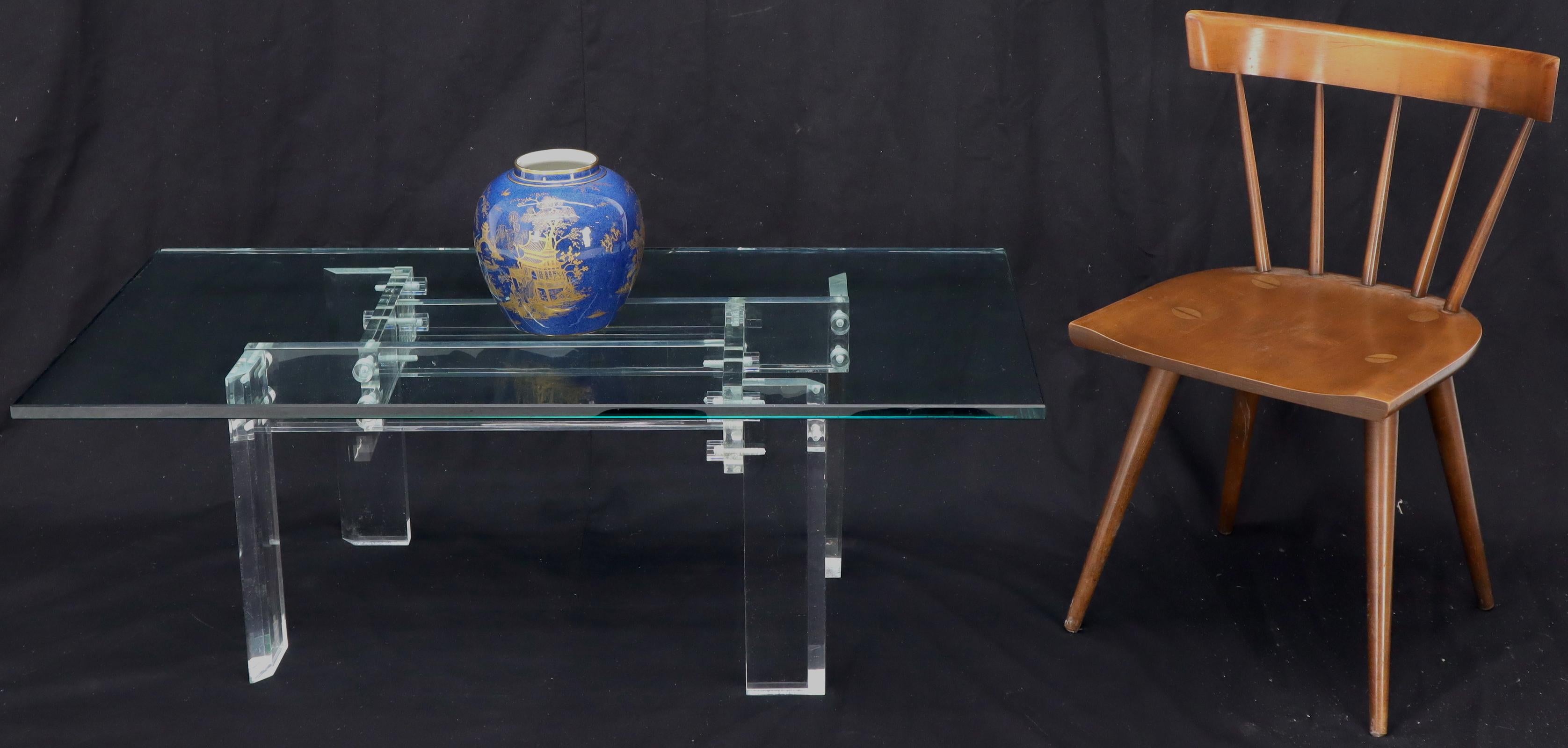 Table basse moderne du milieu du siècle, avec plateau en verre épais et base en Lucite.