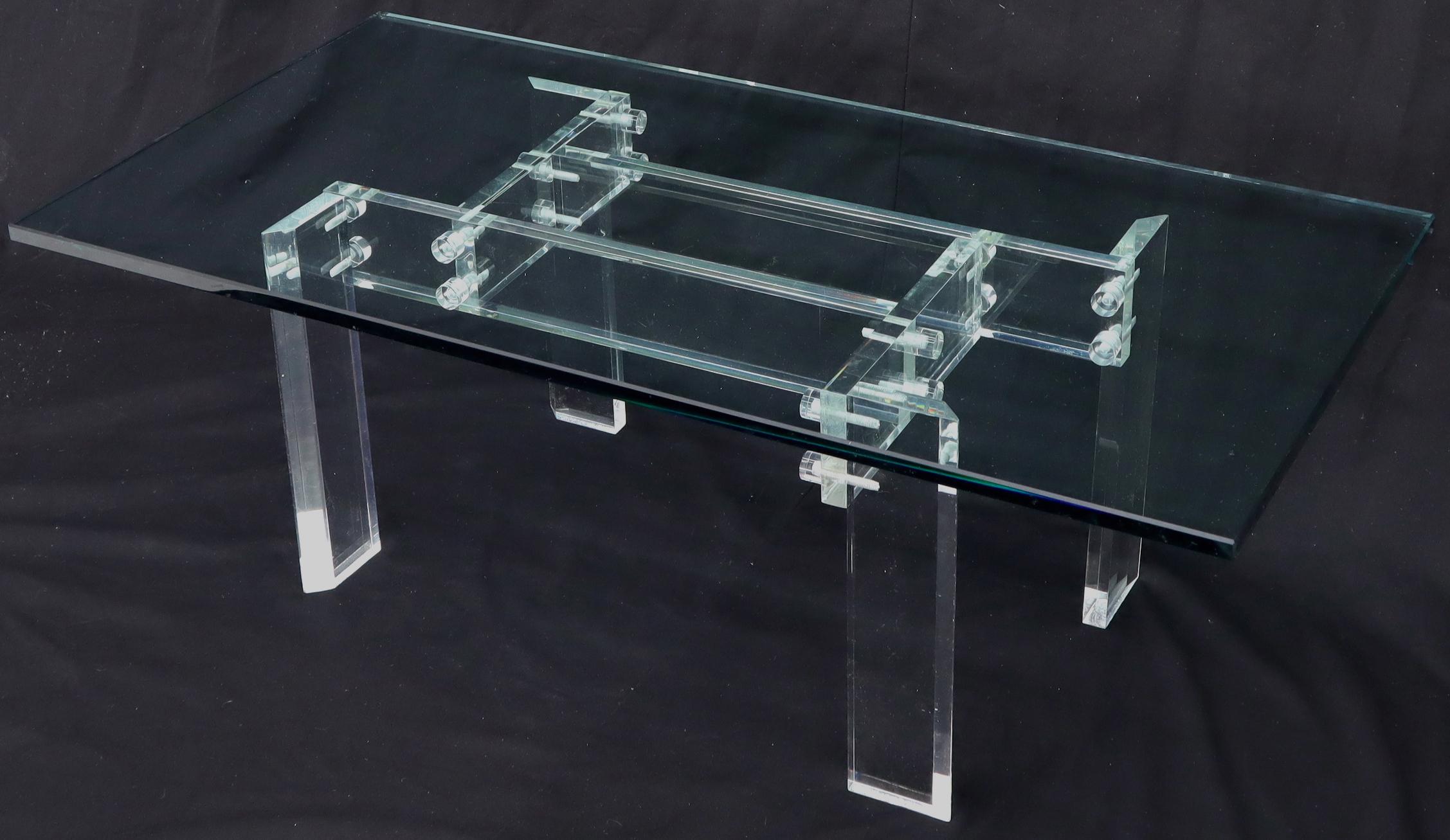 Mid-Century Modern Table basse rectangulaire avec plateau en verre et base en lucite en vente