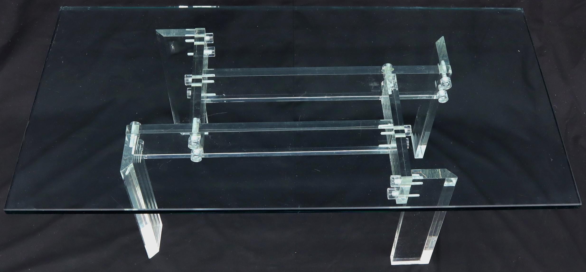 Américain Table basse rectangulaire avec plateau en verre et base en lucite en vente