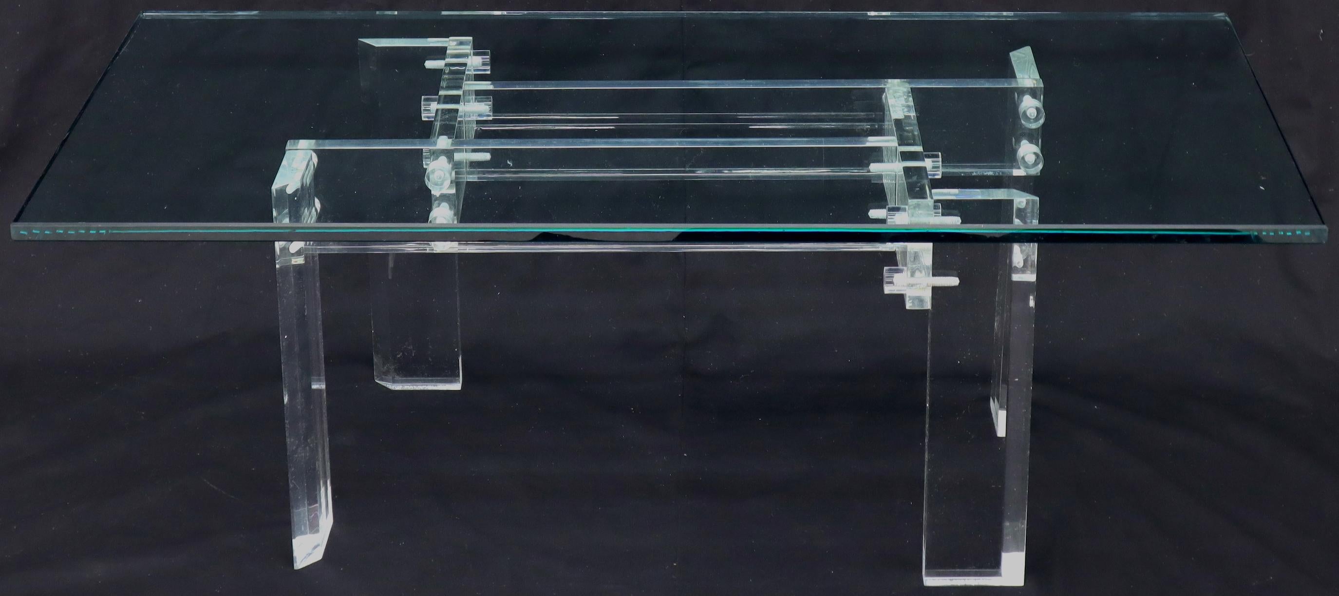 Rechteckiger Couchtisch mit Glasplatte auf Lucite-Basis im Zustand „Hervorragend“ im Angebot in Rockaway, NJ