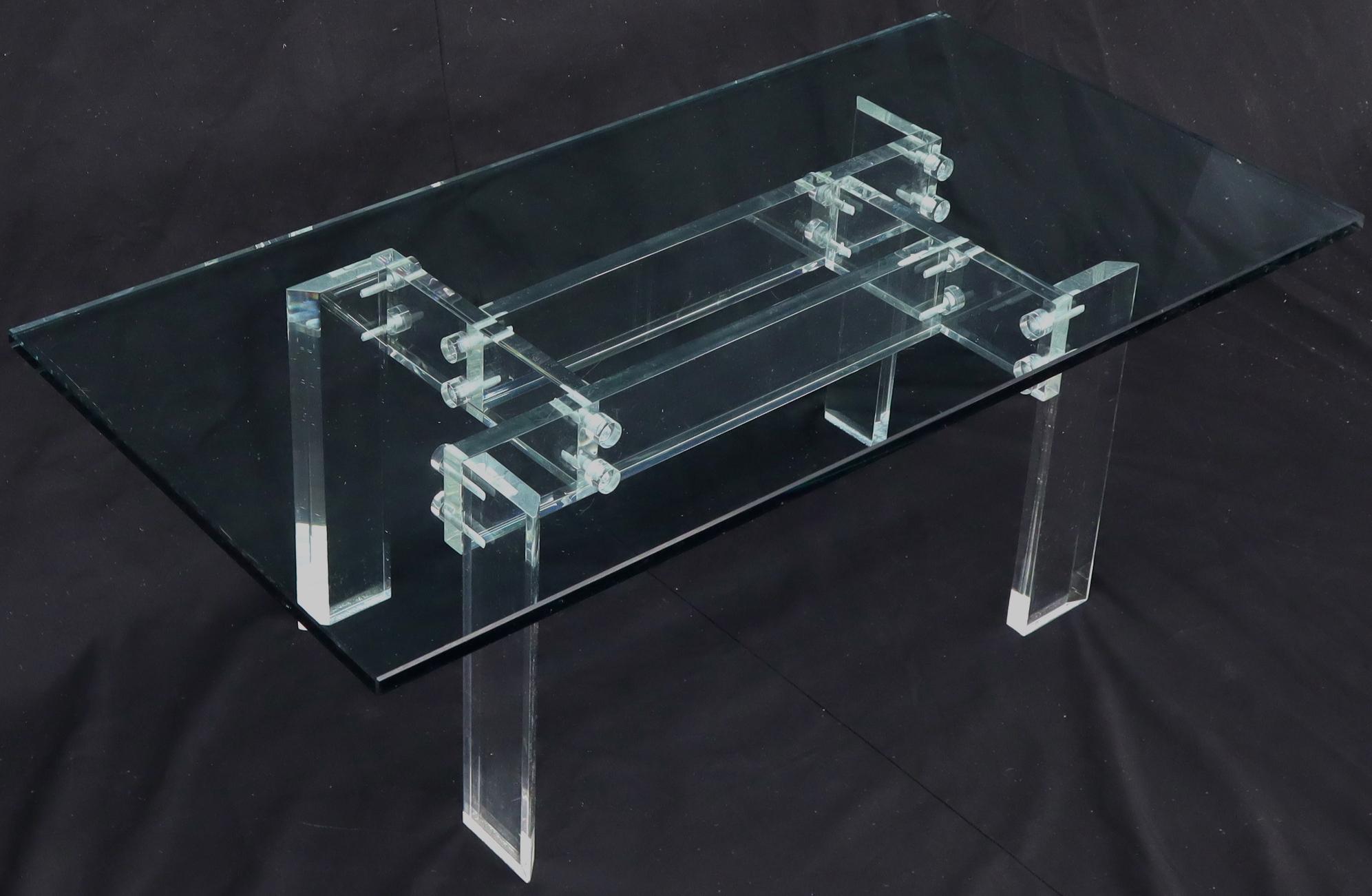 20ième siècle Table basse rectangulaire avec plateau en verre et base en lucite en vente