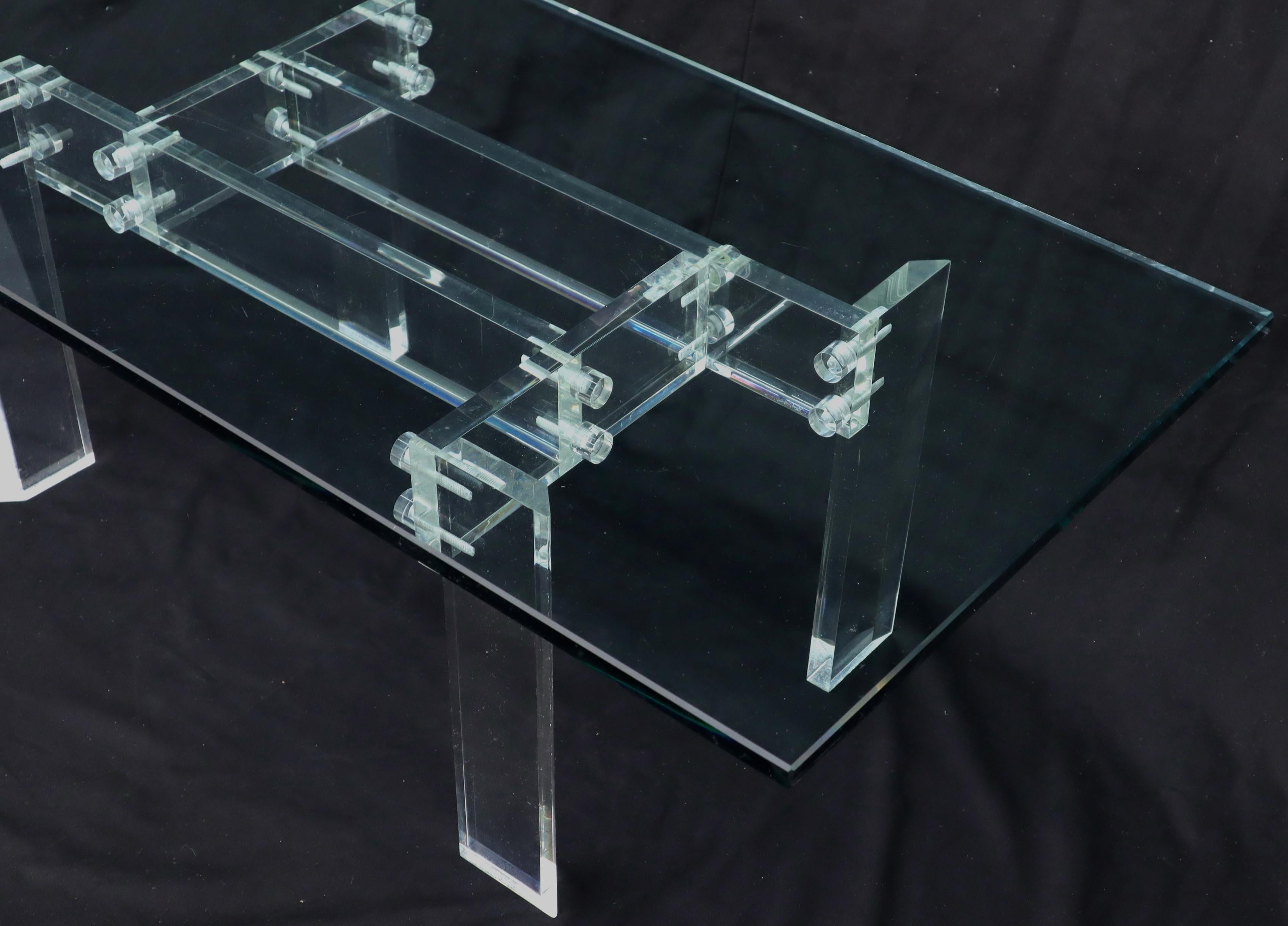 Table basse rectangulaire avec plateau en verre et base en lucite en vente 1
