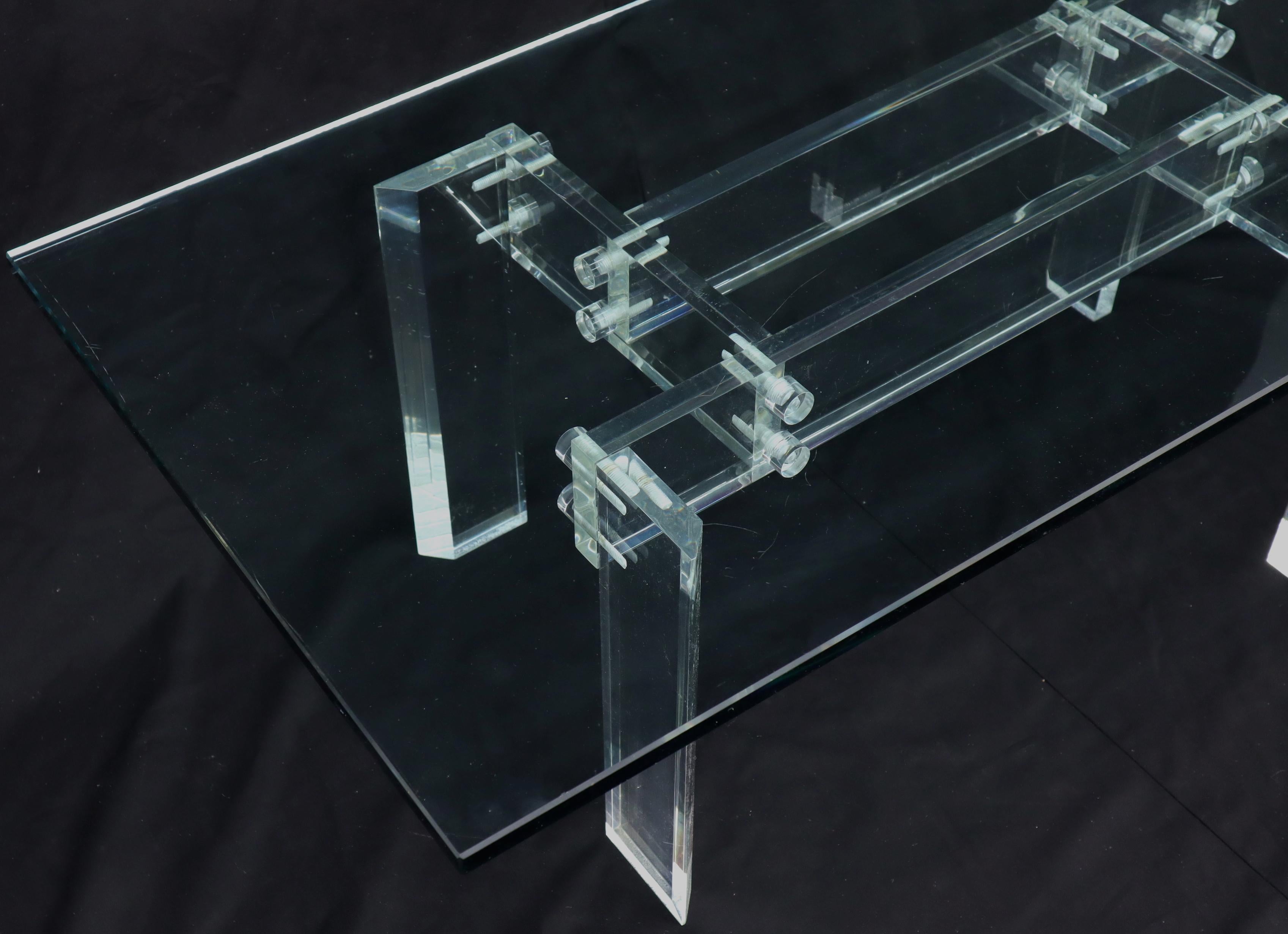 Table basse rectangulaire avec plateau en verre et base en lucite en vente 2