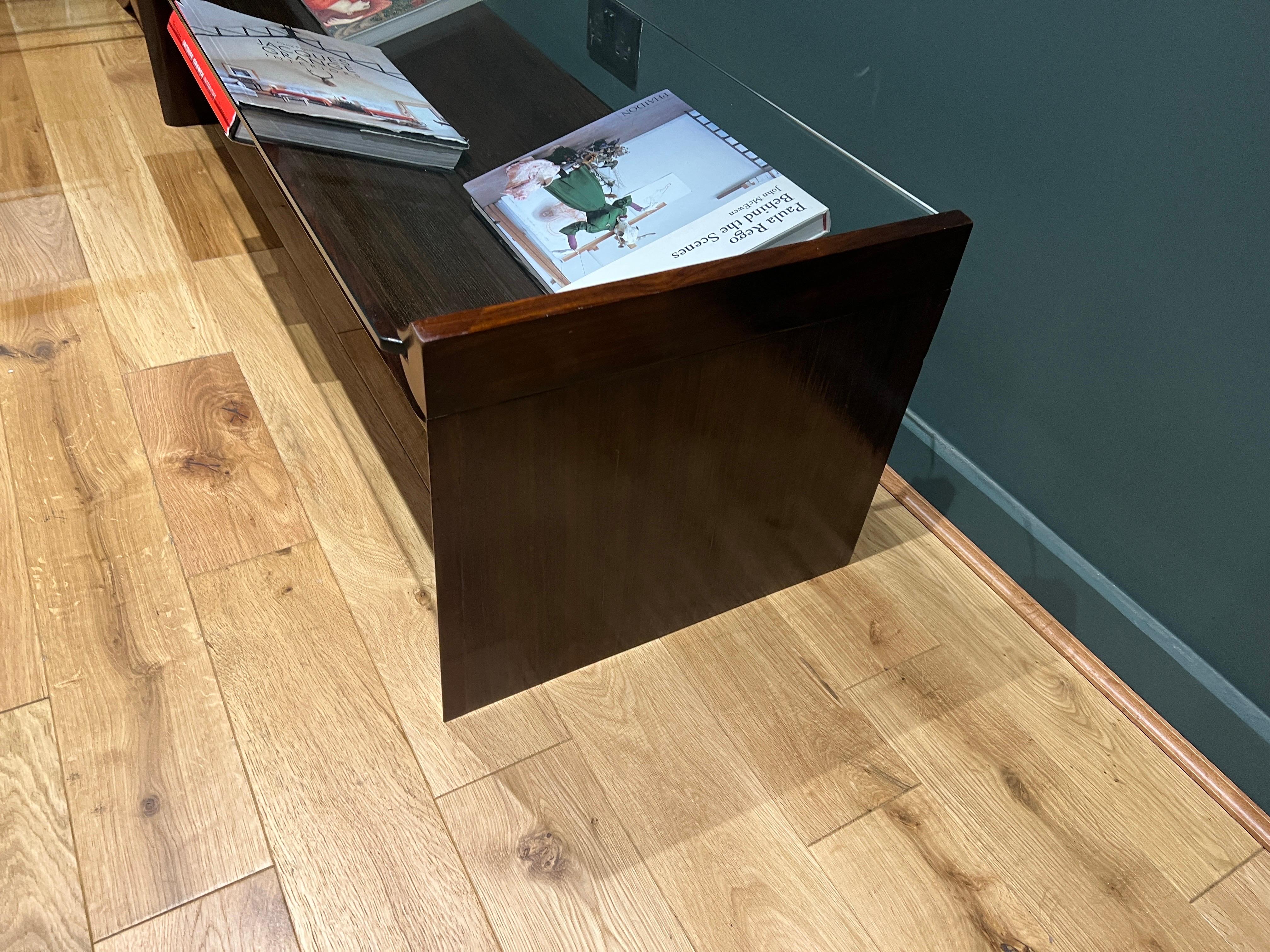 italien Table basse rectangulaire en verre et Wood avec porte-revues  en vente