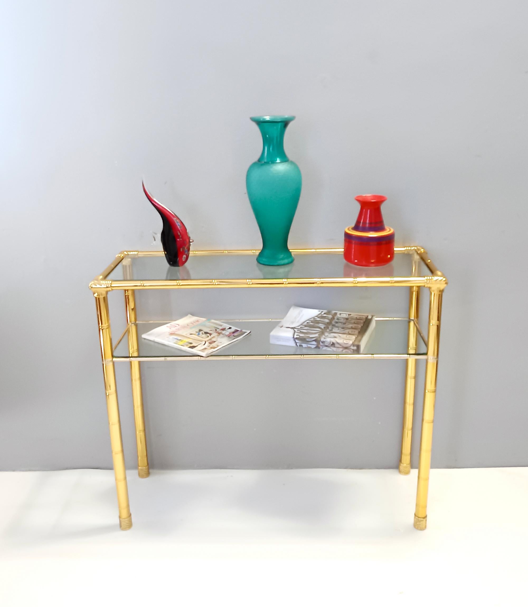 Made in Italy, anni '80.
Questa scaffalatura è realizzata in alluminio anodizzato e vetro. Può essere utilizzato come divisorio.
Può presentare lievi tracce d'uso poiché è vintage, ma può essere considerato in ottime condizioni originali e pronto a
