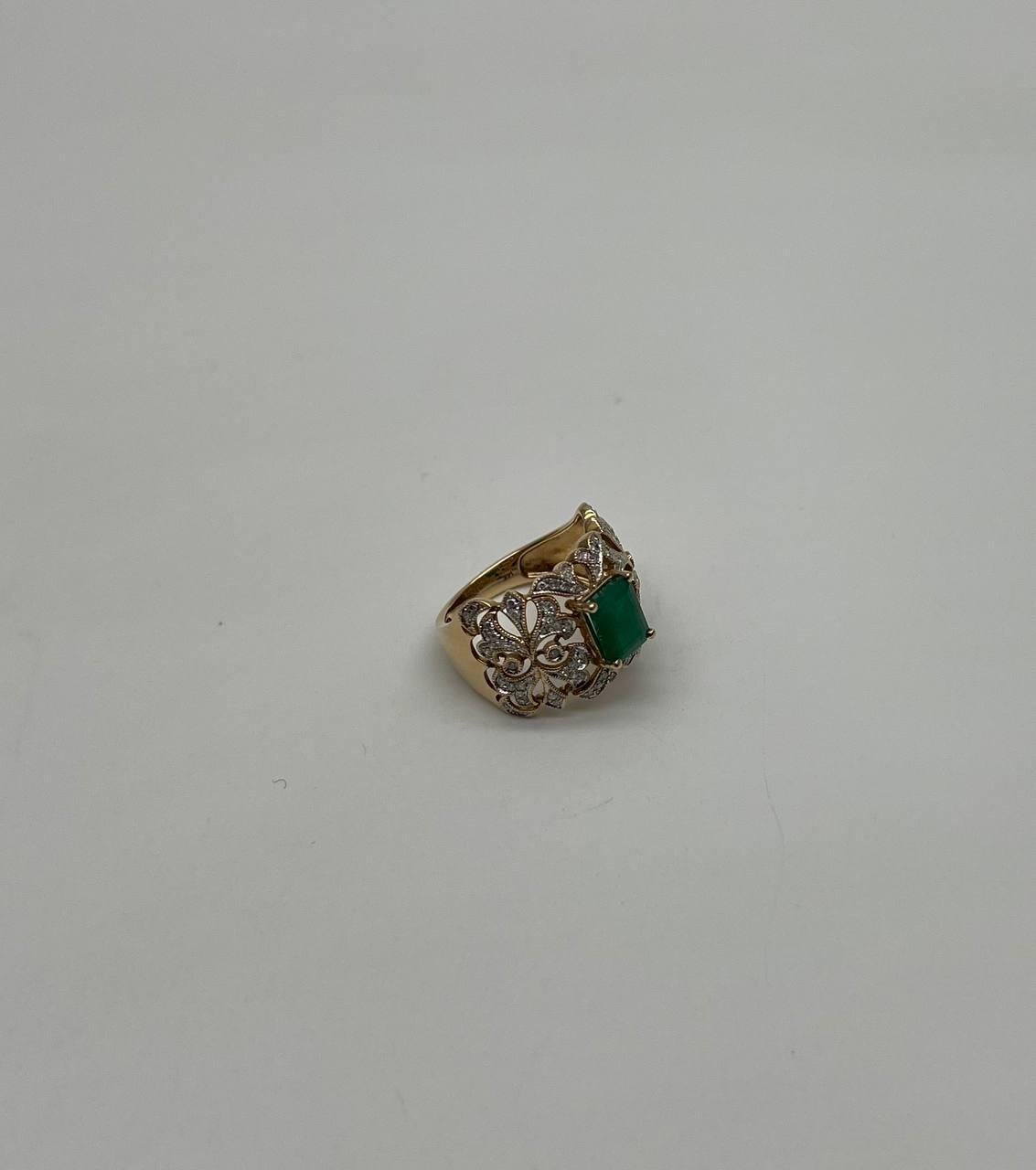 Rechteckiger grüner Smaragd-Diamant-Schnörkel-Statement-Ring aus 14K Gelbgold (Gemischter Schliff) im Angebot