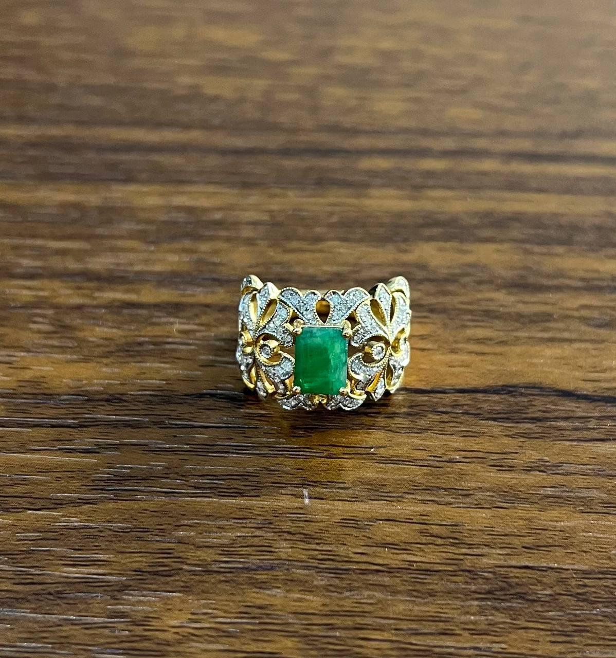 Rechteckiger grüner Smaragd-Diamant-Schnörkel-Statement-Ring aus 14K Gelbgold im Zustand „Neu“ im Angebot in Oakton, VA