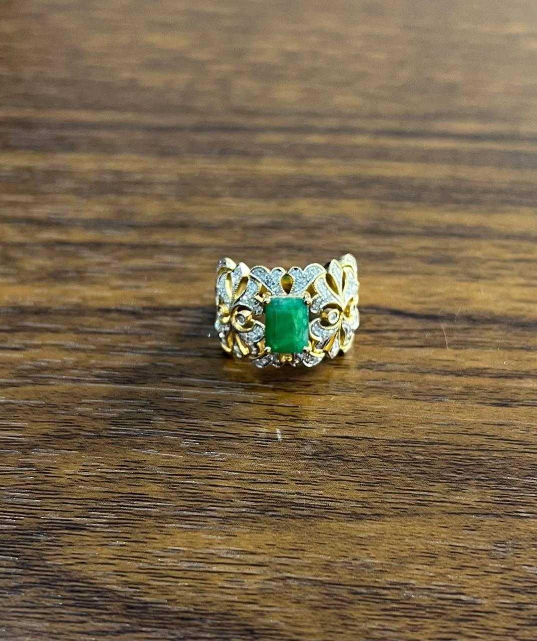 Rechteckiger grüner Smaragd-Diamant-Schnörkel-Statement-Ring aus 14K Gelbgold Damen im Angebot