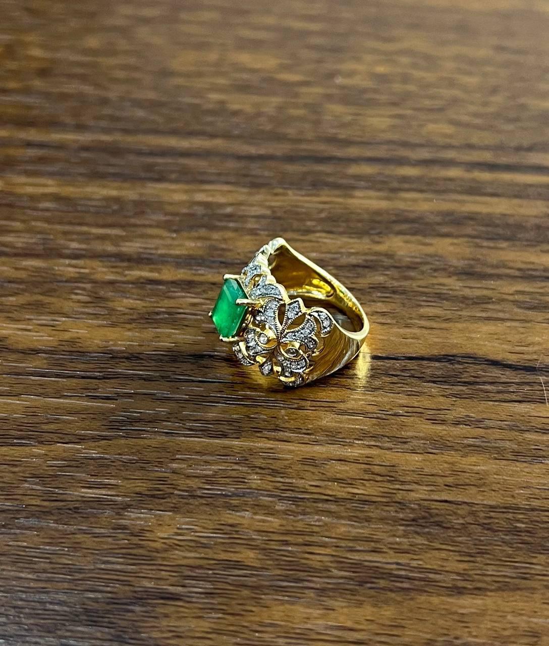 Rechteckiger grüner Smaragd-Diamant-Schnörkel-Statement-Ring aus 14K Gelbgold im Angebot 1