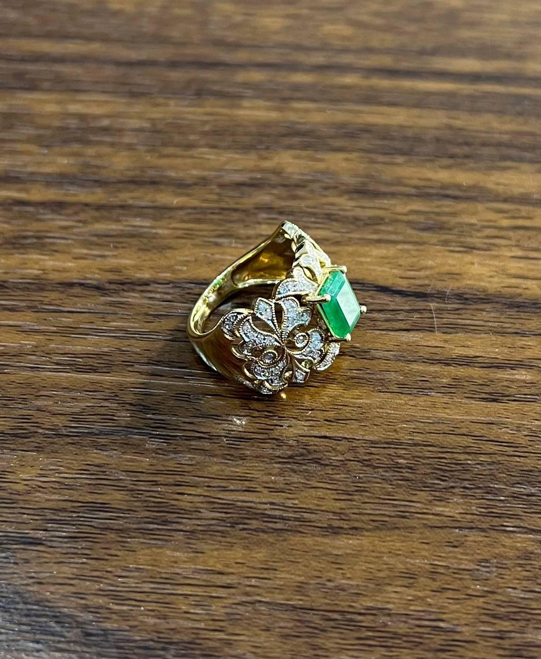 Rechteckiger grüner Smaragd-Diamant-Schnörkel-Statement-Ring aus 14K Gelbgold im Angebot 2