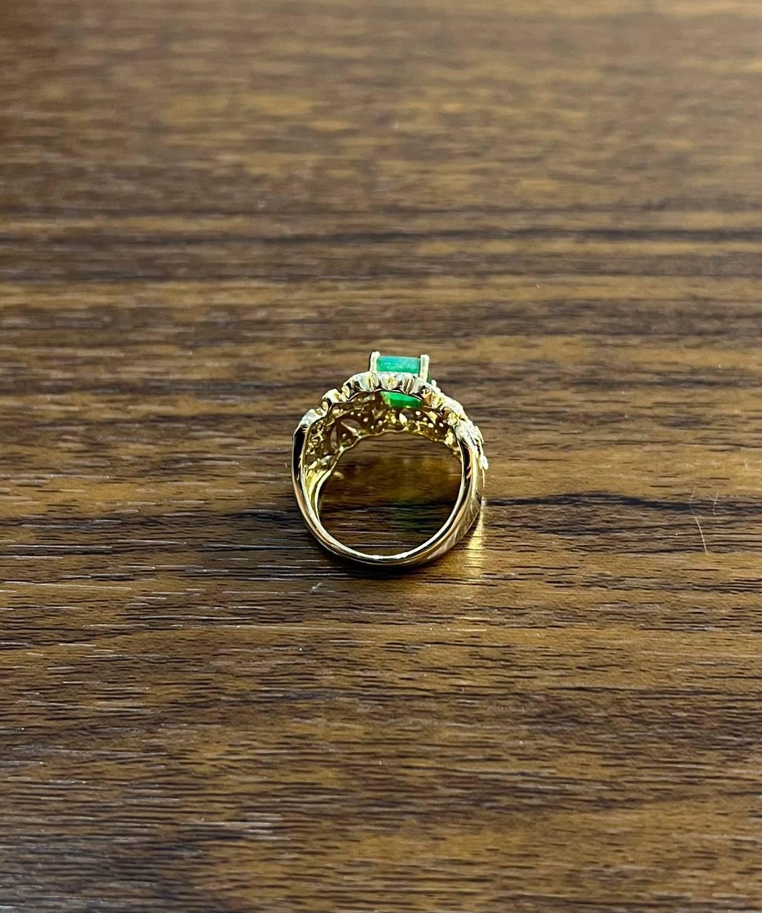 Rechteckiger grüner Smaragd-Diamant-Schnörkel-Statement-Ring aus 14K Gelbgold im Angebot 3