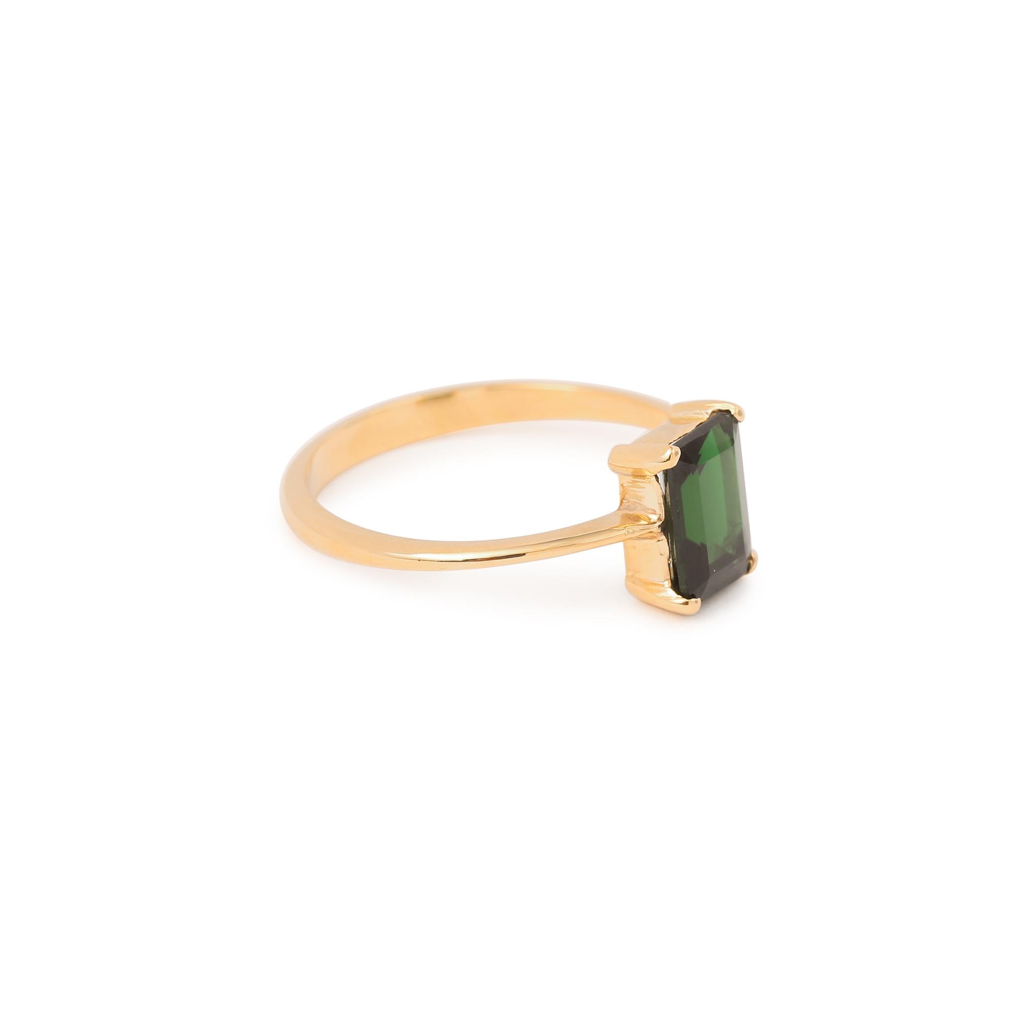 Delicate yellow gold ring set with a rectangular green tourmaline.

Estimated weight of the tourmaline: 0.86 carats

Ring size: 6.44 x 8.32 x 3.75 mm (0.254 x 0.328 x 0.148 inch)

Finger size: 54 (US size: 6.75)

18K yellow gold, 750/1000th

France,