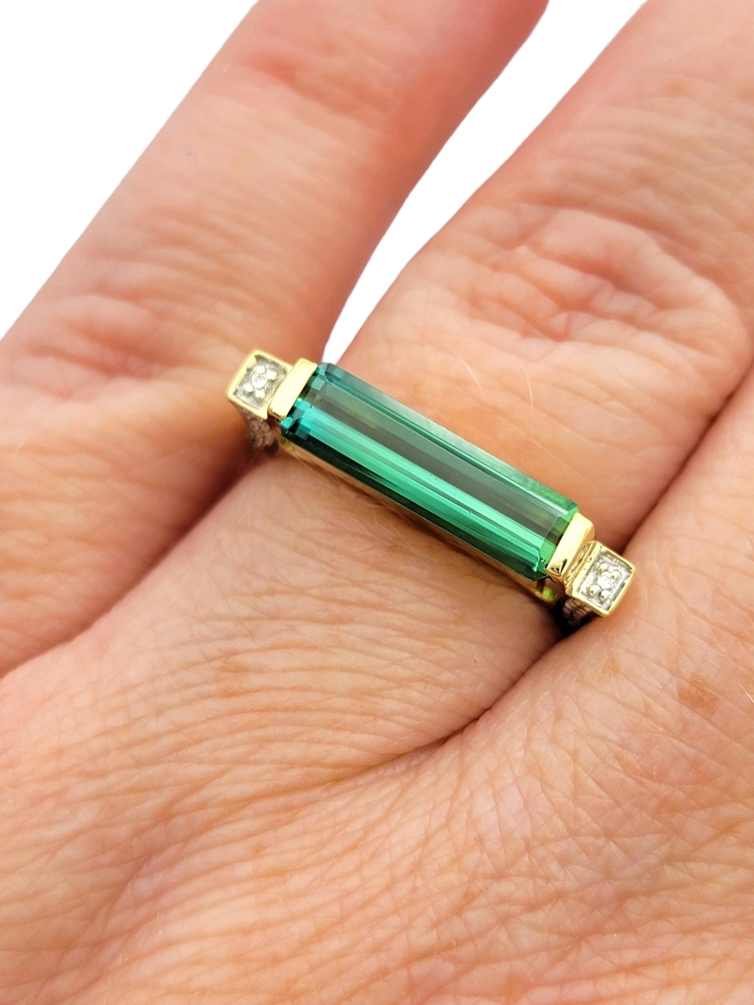 Rechteckiger Ring mit grünem Turmalin und Diamant aus 18 Karat Gelbgold im Angebot 1