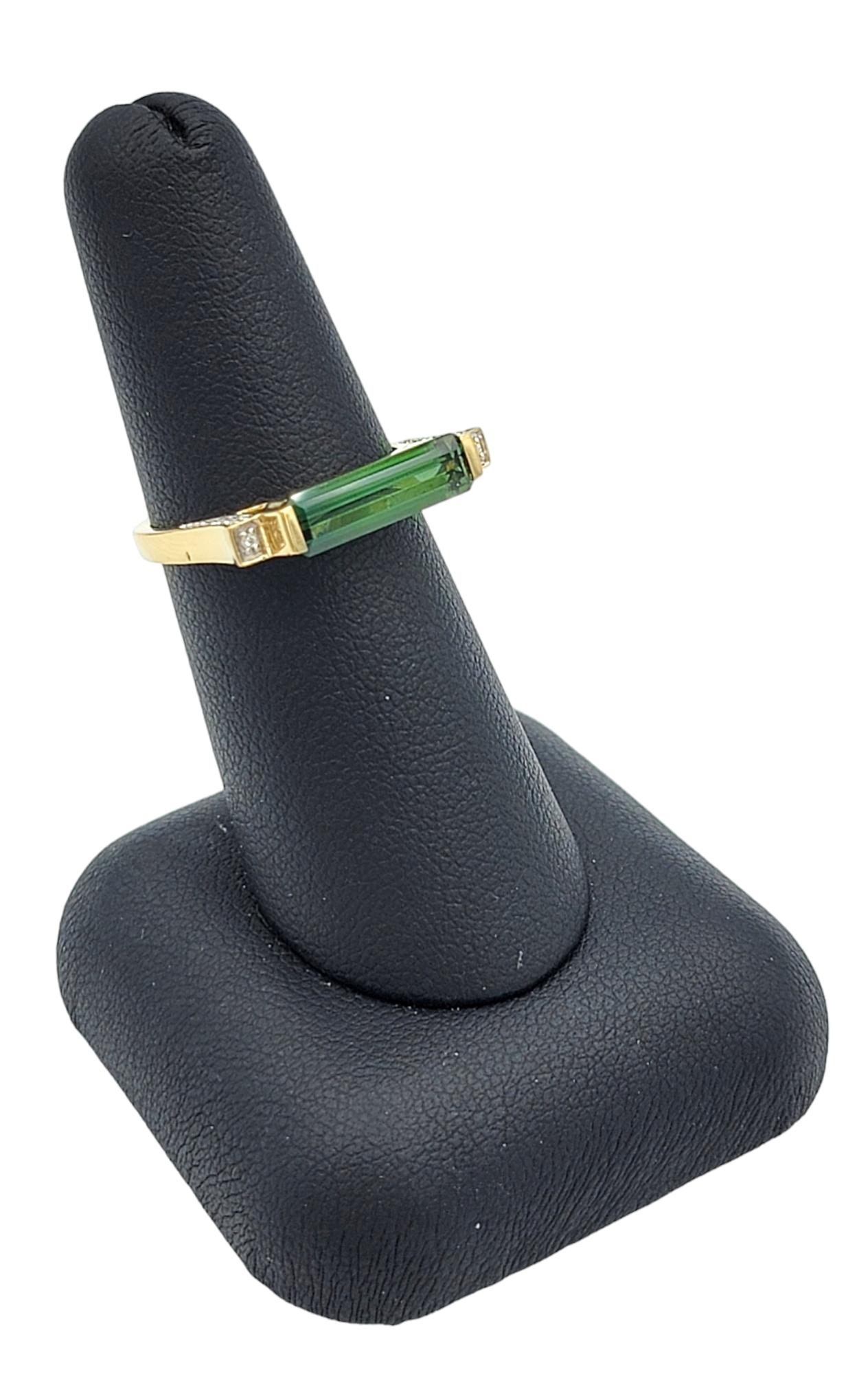 Bague à anneau rectangulaire en or jaune 18 carats, tourmaline verte et diamants en vente 3