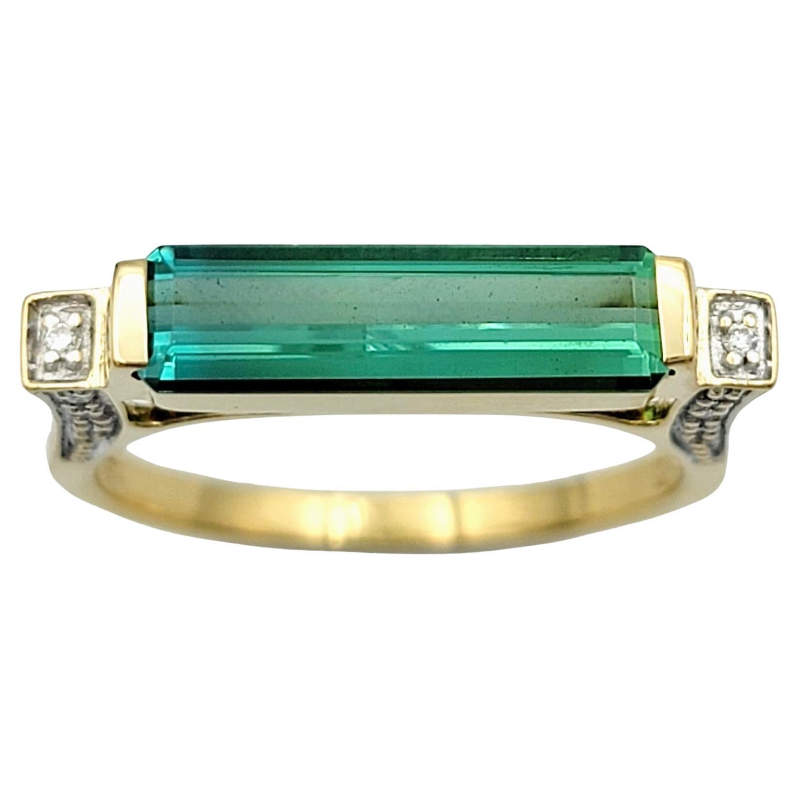 Bague à anneau rectangulaire en or jaune 18 carats, tourmaline verte et diamants en vente