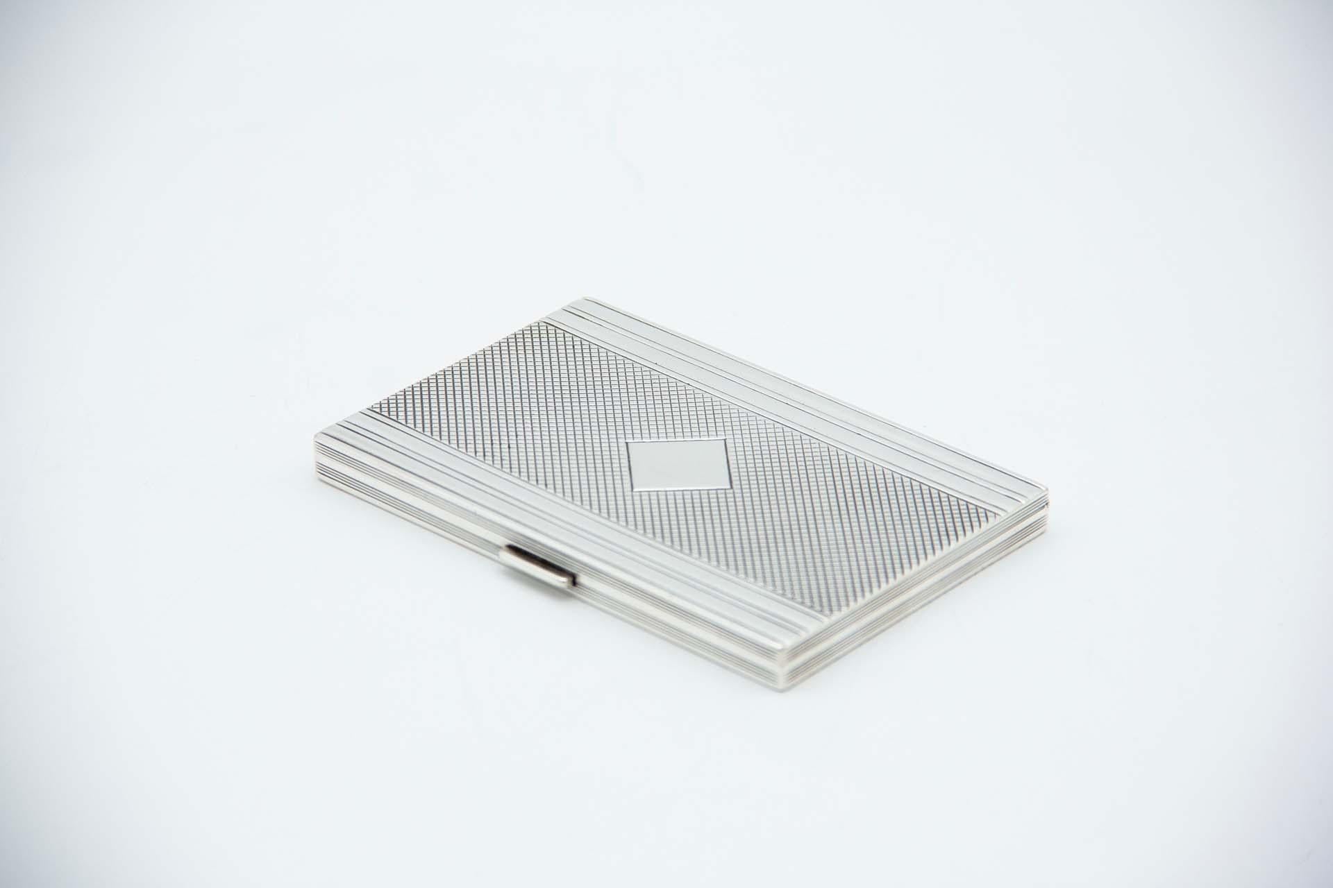 Beschreibung: Rechteckiges guillochiertes Zigarettenetui aus Silber mit Diamantreliefs, die eine Monogrammkarte umgeben. Metall: Silber. Herkunft: Französisch. Marke: Tête Minerve. Gewicht: 155,71 Gramm. Abmessungen: 12cmx1cm. Inhalt: 950/1000.