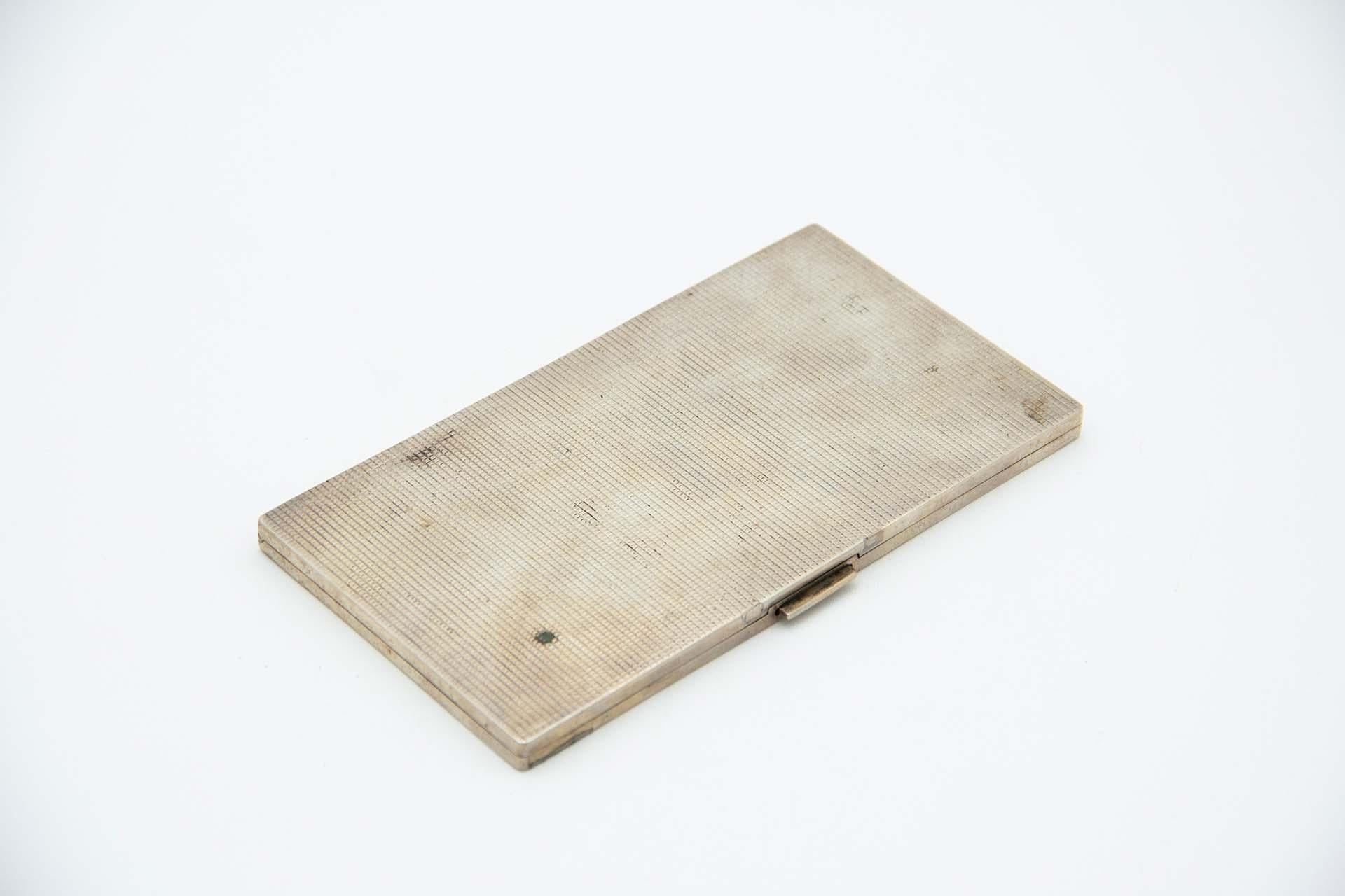 Description : Etui à cigarettes rectangulaire en argent guilloché avec relief sur les deux faces. Métal : Argent. Origine : Américaine. Marque : Inconnu. Poids : 258,95 grammes. Dimensions : 14,8 cm x 0,8 cm : 14,8cmx0,8cm. Contenu : 925/1000.