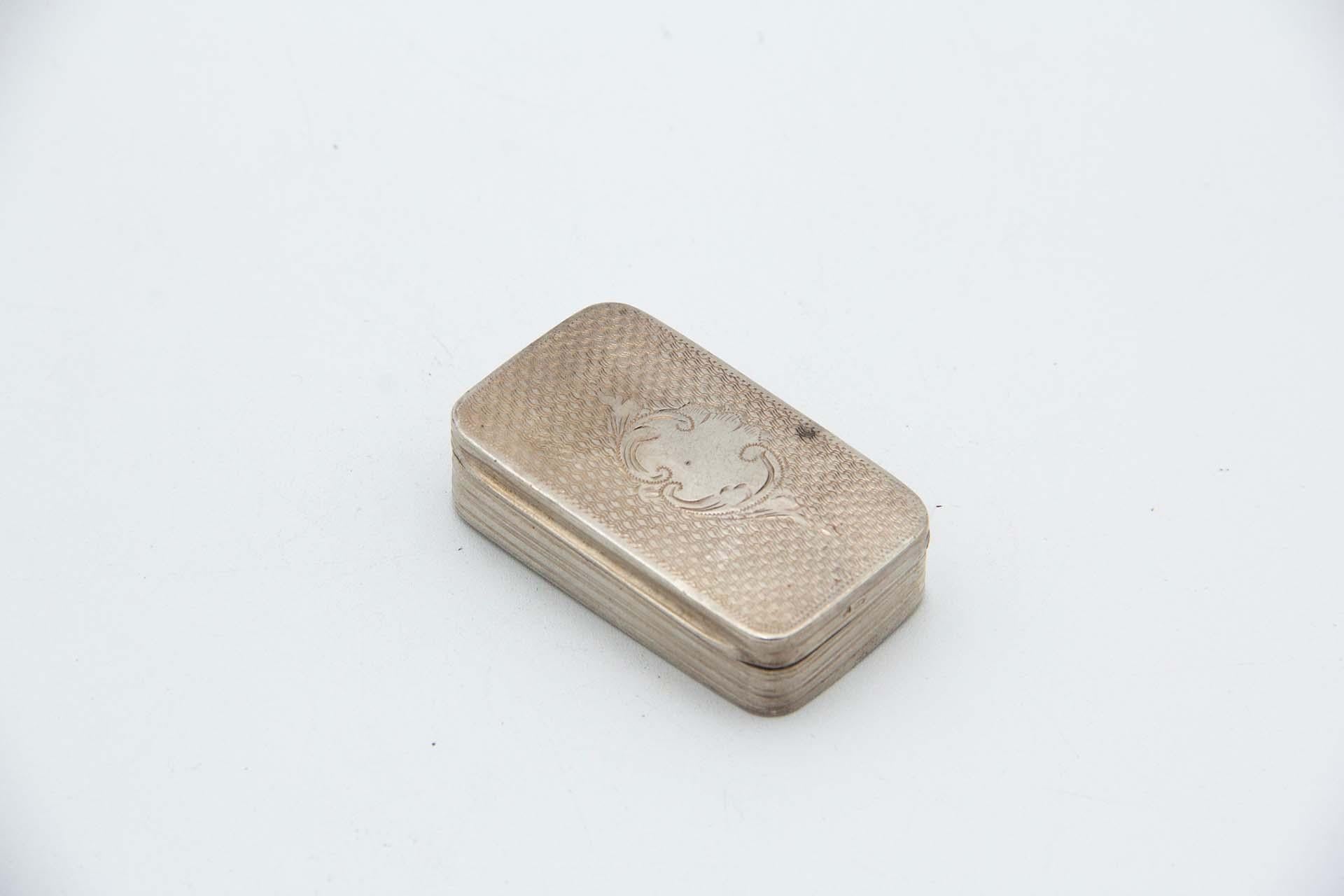 Description : Tabatière rectangulaire en argent guilloché avec plaque de monogramme et cannelures de style caninha. Métal : Argent. Origine : Portugais. Marque : javali II Titre. Poids : 51,78 grammes. Dimensions : 5,8 cm x 1,5 cm : 5.8cmx1.5cm.