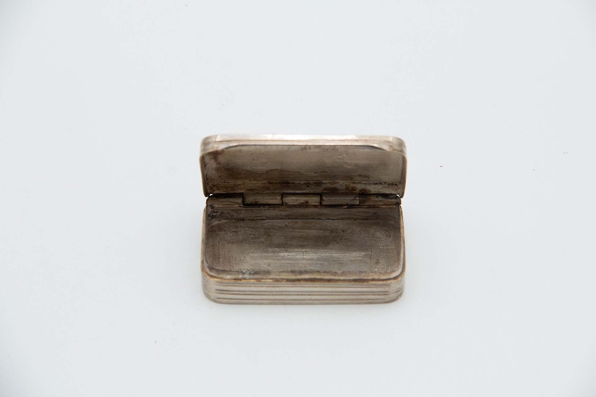 Européen Rectangular guilloche silver snuff box en vente