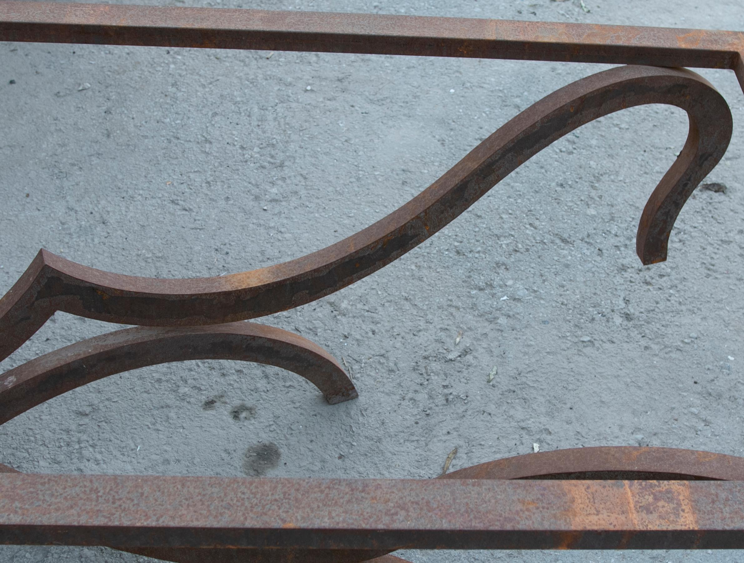 Rechteckiger Esstischsockel aus Eisen mit geschwungenen Formen 8