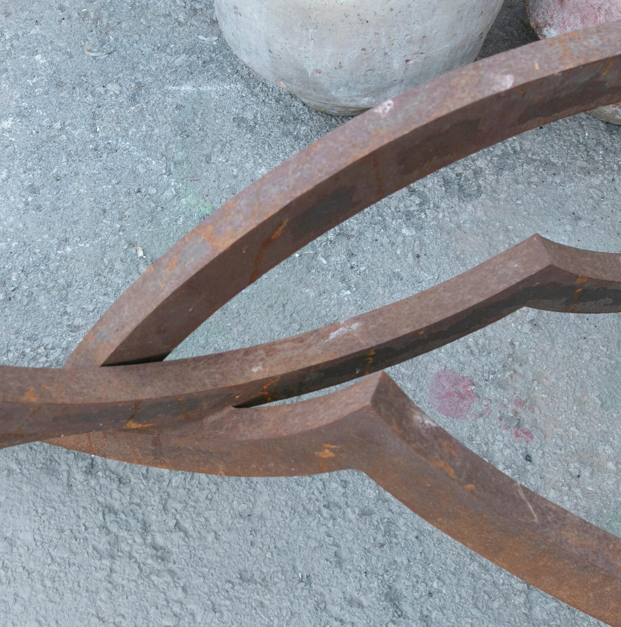 Rechteckiger Esstischsockel aus Eisen mit geschwungenen Formen 3