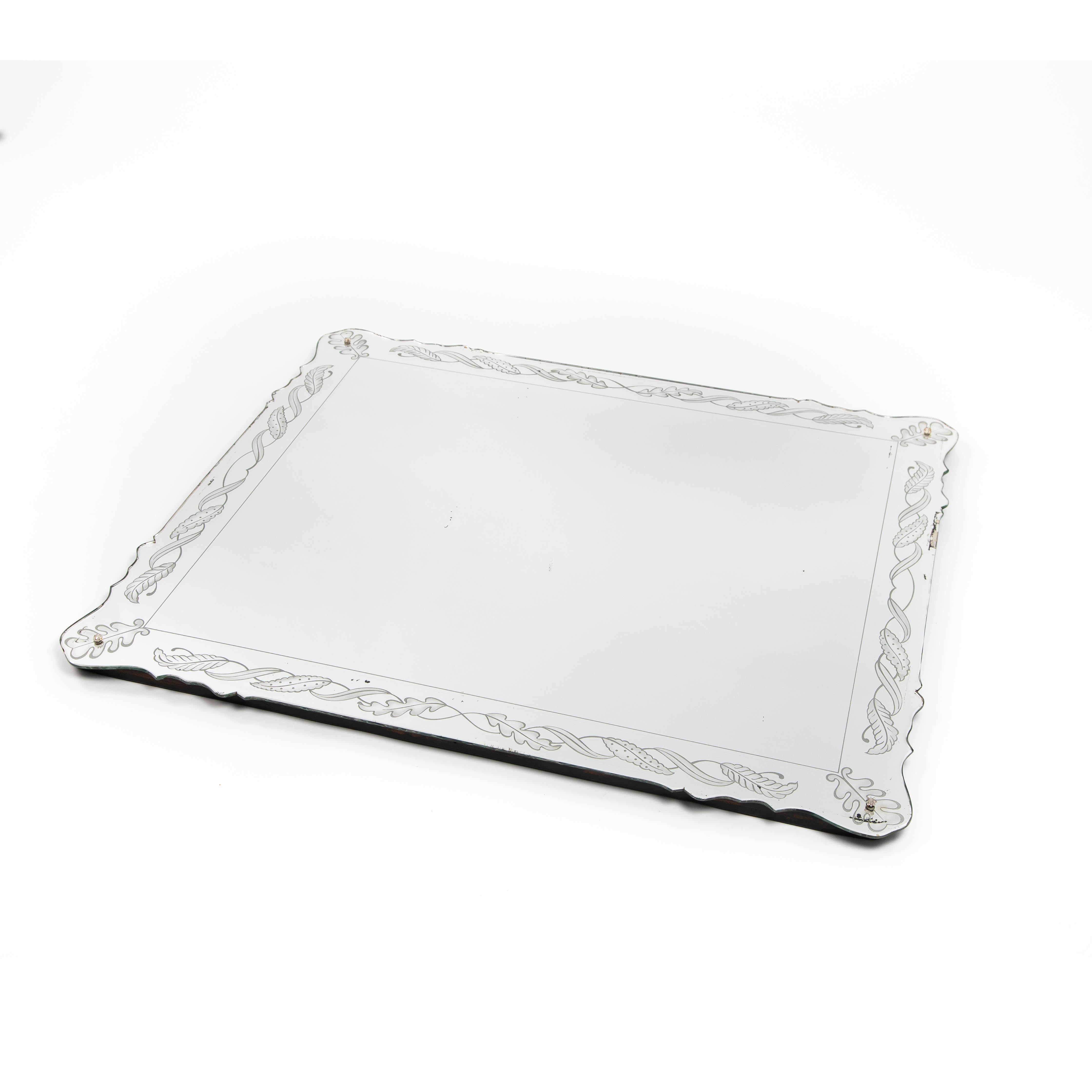 Specchio rettangolare italiano di metà secolo con decorazione incisa stilizzata, anni '50

Lo specchio ha una cornice larga 8 cm con decorazioni incise.
I quattro angoli sono arrotondati e, a circa 25 cm a destra e a sinistra degli angoli, il bordo
