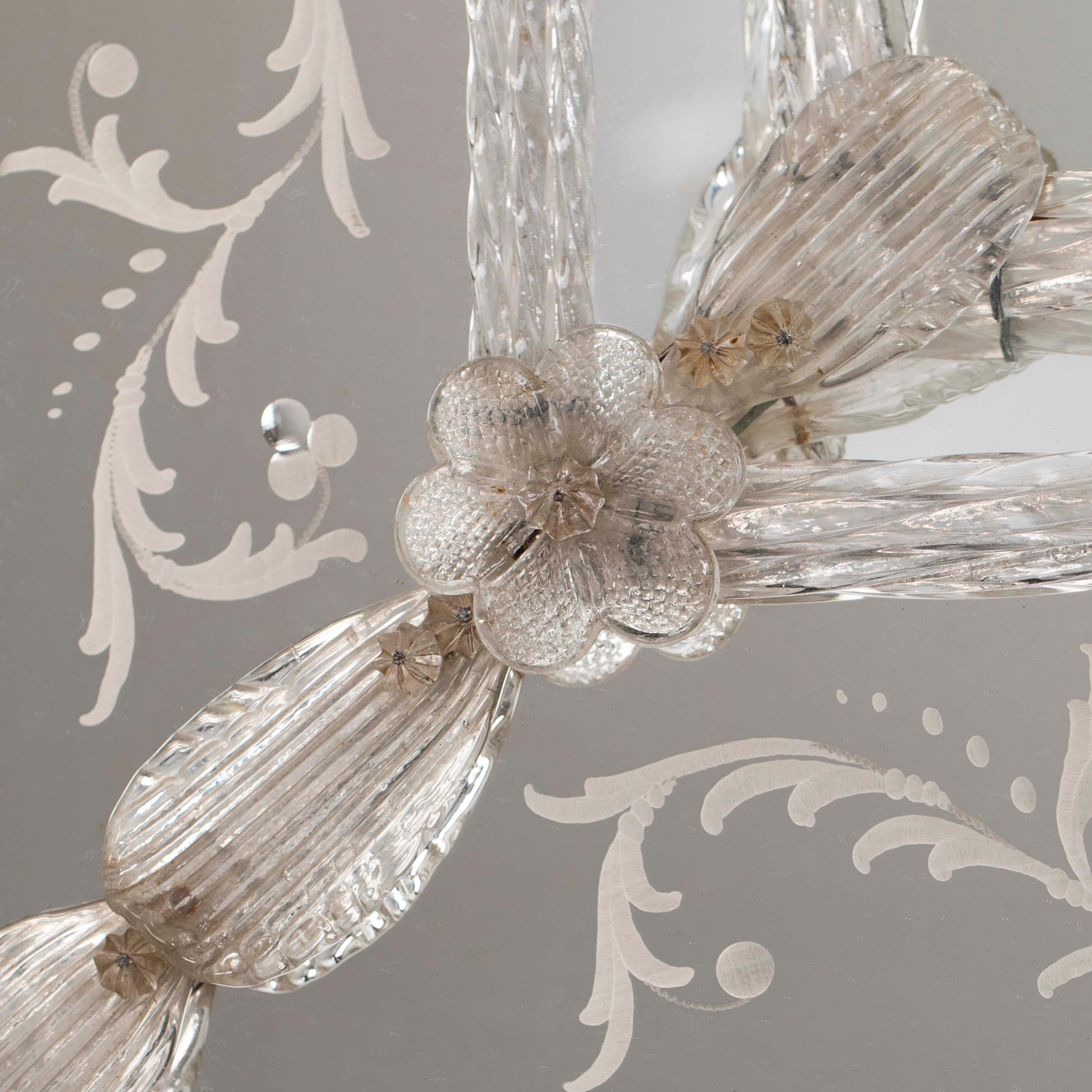 Specchio rettangolare in vetro di Murano della metà del secolo scorso con decorazioni floreali 1950s In condizioni buone in vendita a Salzburg, AT