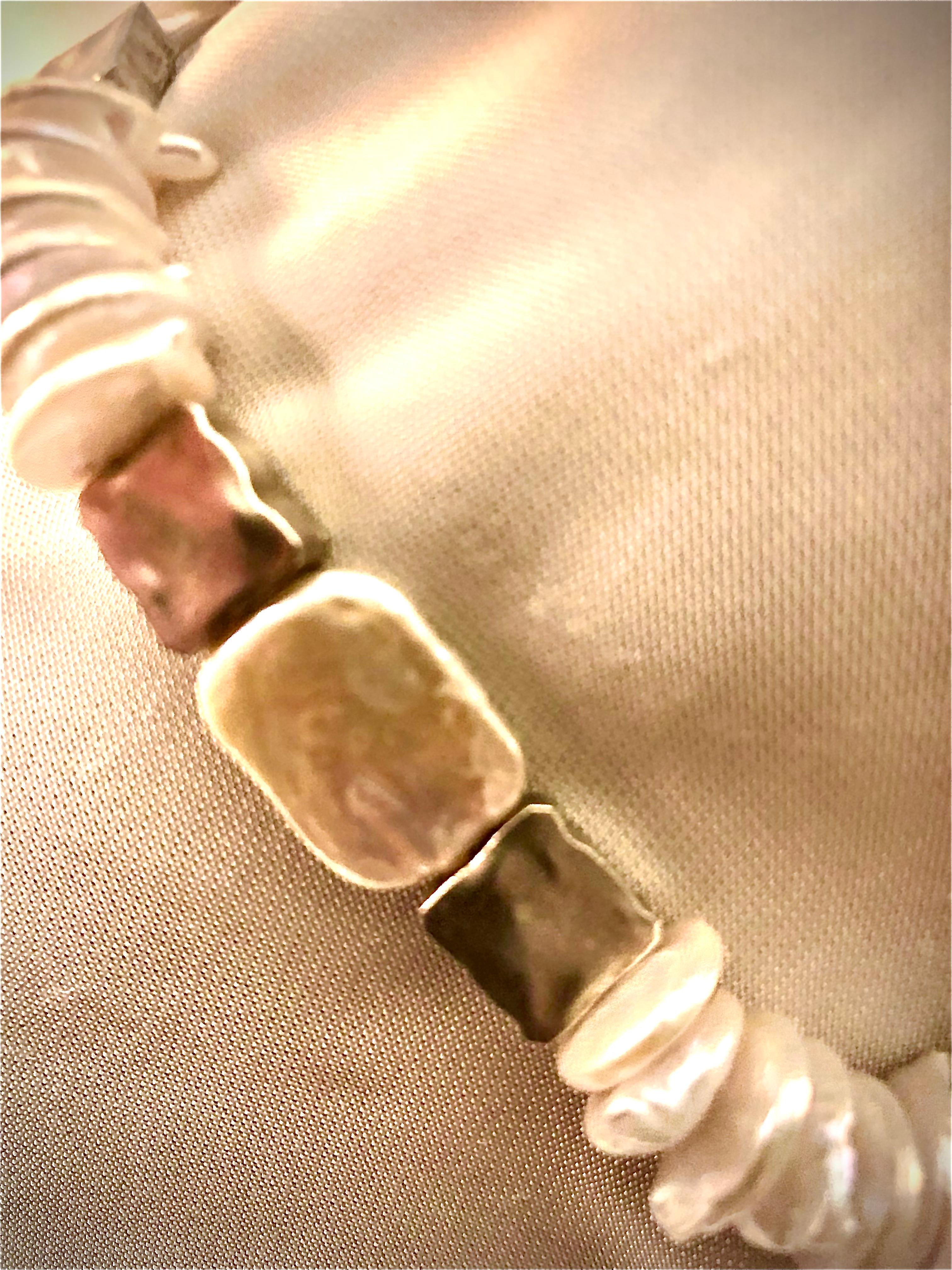 Interessante ed elegante collana di grandi perle Keshi rettangolari alternate a distanziatori quadrati pesanti lavorati a mano. I distanziatori in argento sono in argento .975, un argento più puro dell'argento sterling. Il numero minimo di leghe