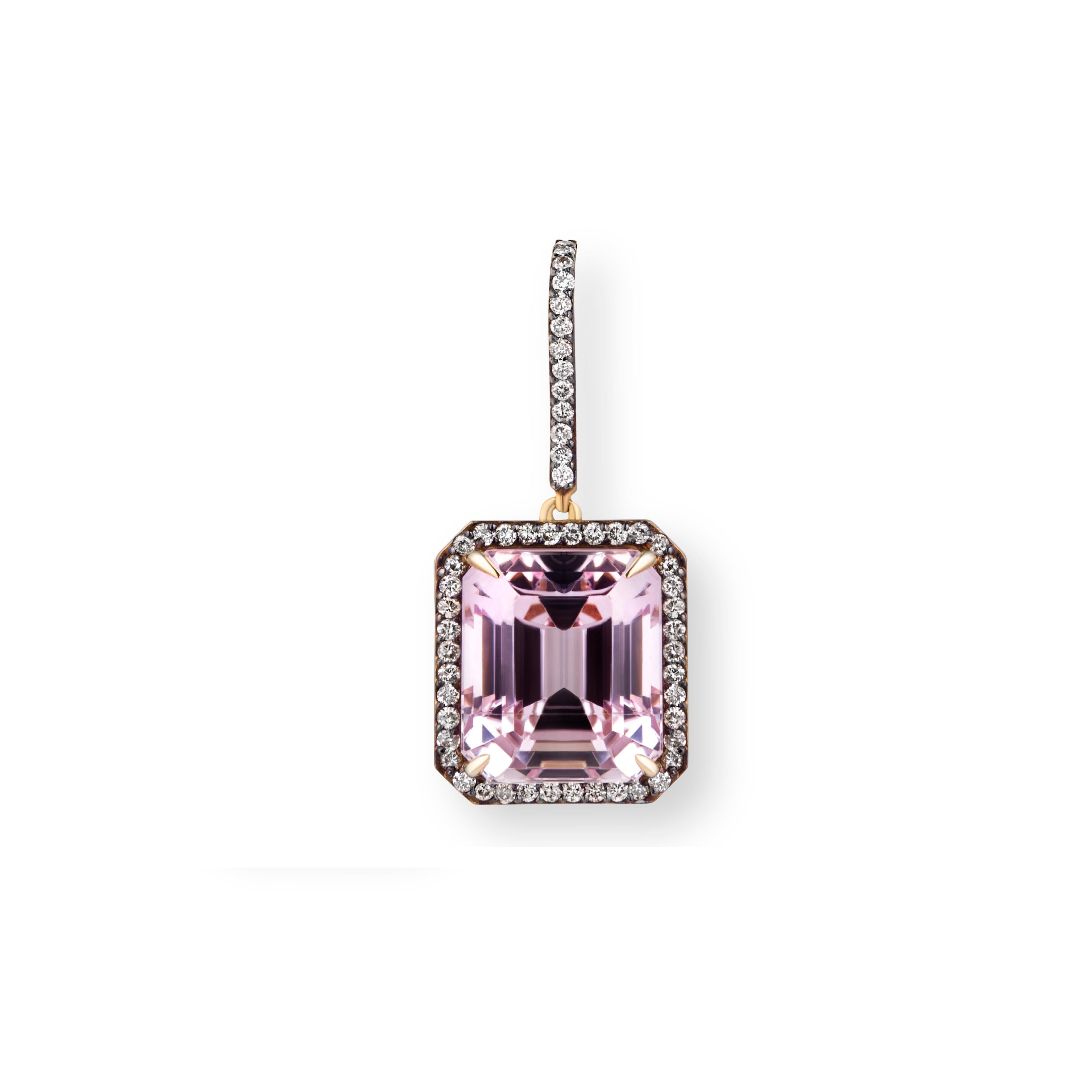 Pendientes rectangulares con halo de kunzita y diamantes / Oro amarillo 18k
Kunzita 20,45 qt - Diamantes 0.79 Ct