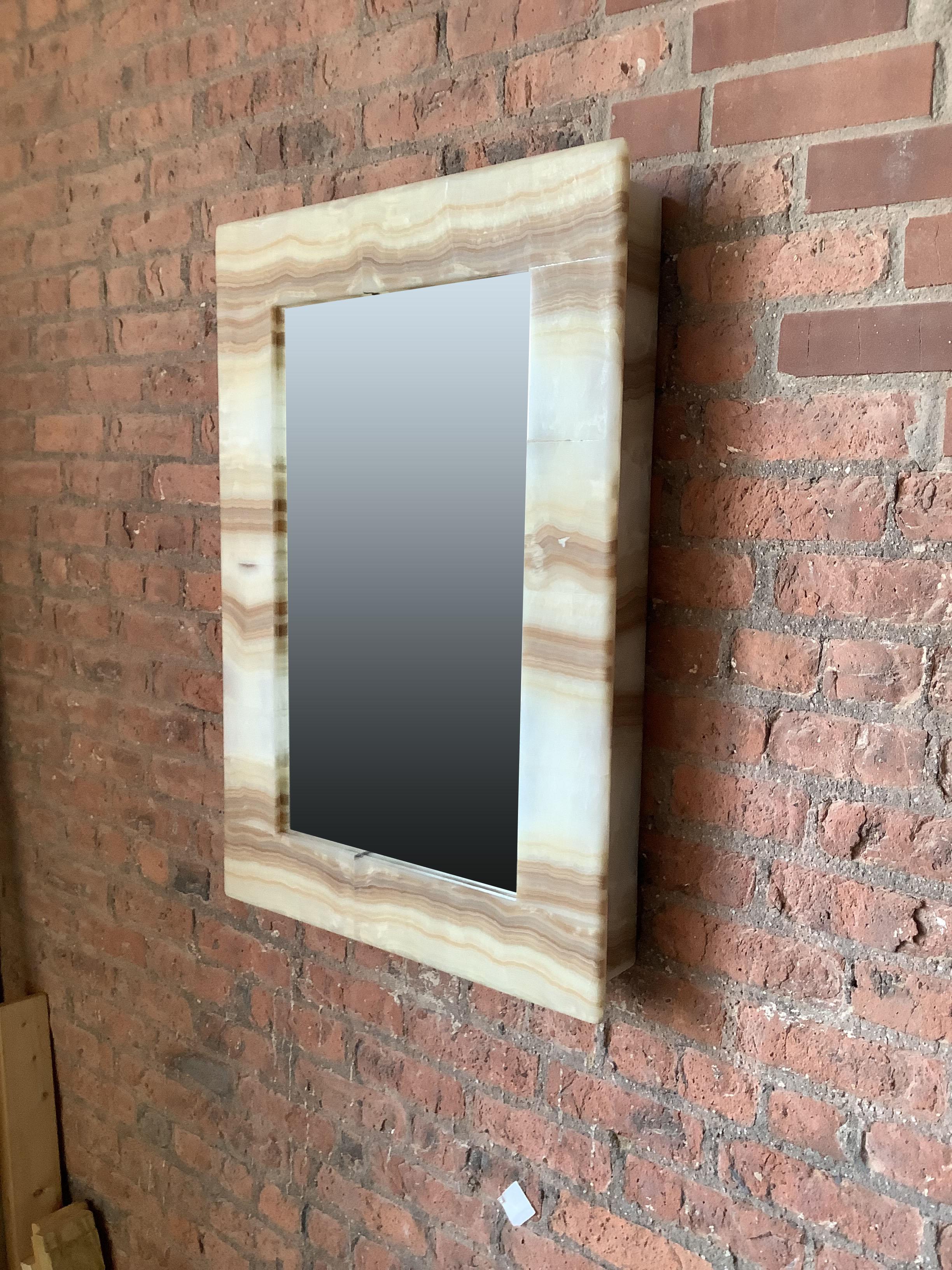 Moderne Miroir rectangulaire à couches d'onyx superposées en vente