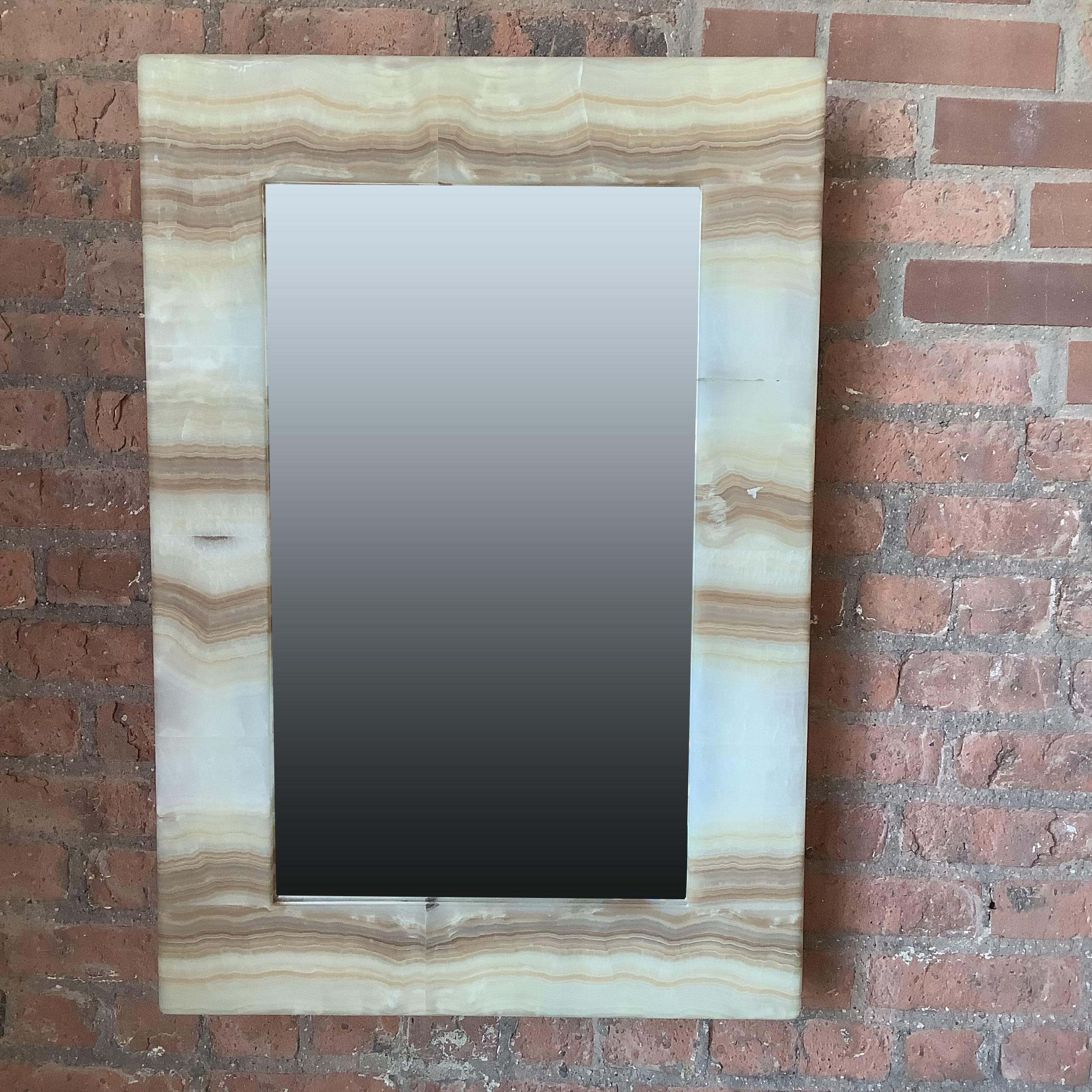 Sculpté Miroir rectangulaire à couches d'onyx superposées en vente