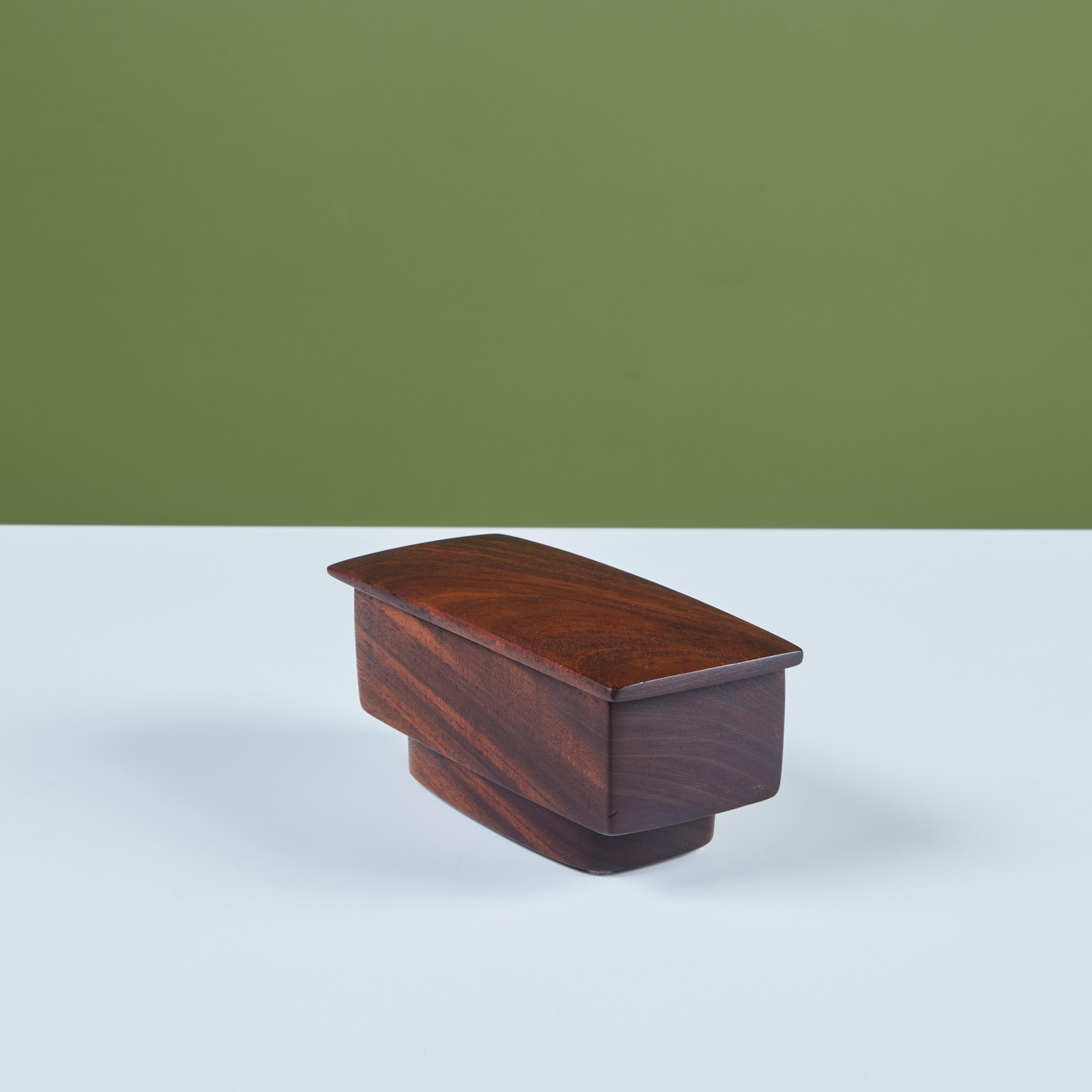 Rechteckige Box mit Deckel aus Nussbaumholz im Angebot 3