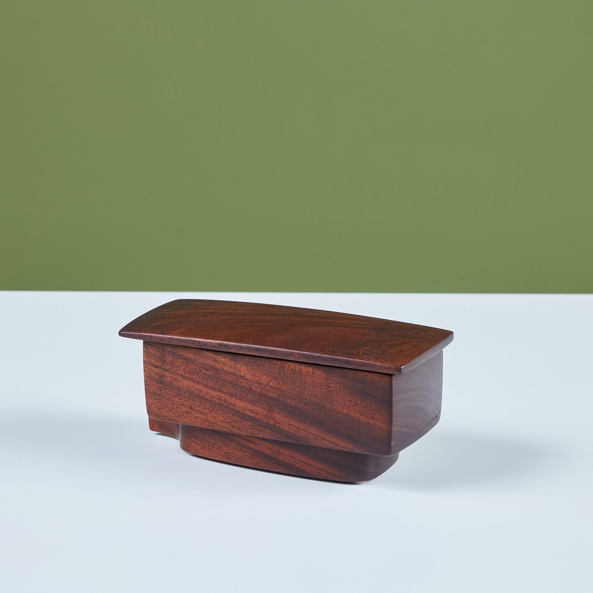 Handgeschnitzte rechteckige Kiste mit Deckel aus Nussbaumholz. Die Box hat ein wunderschönes, von Hand geschwungenes Holzinnere mit einem eingelassenen Boden, der ein lustiges Rillendetail bietet. Signiert vom Künstler - 