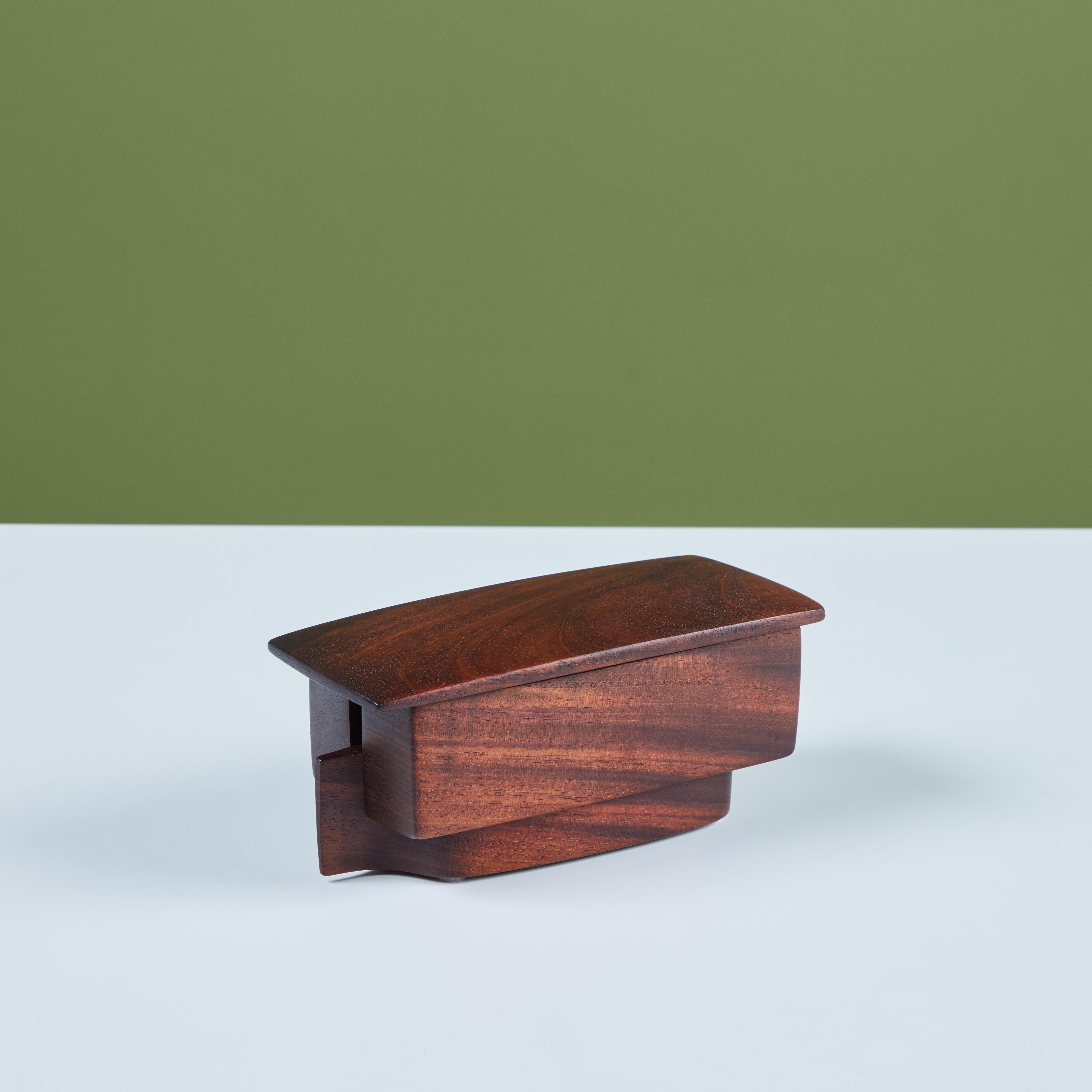 Rechteckige Box mit Deckel aus Nussbaumholz im Angebot 1