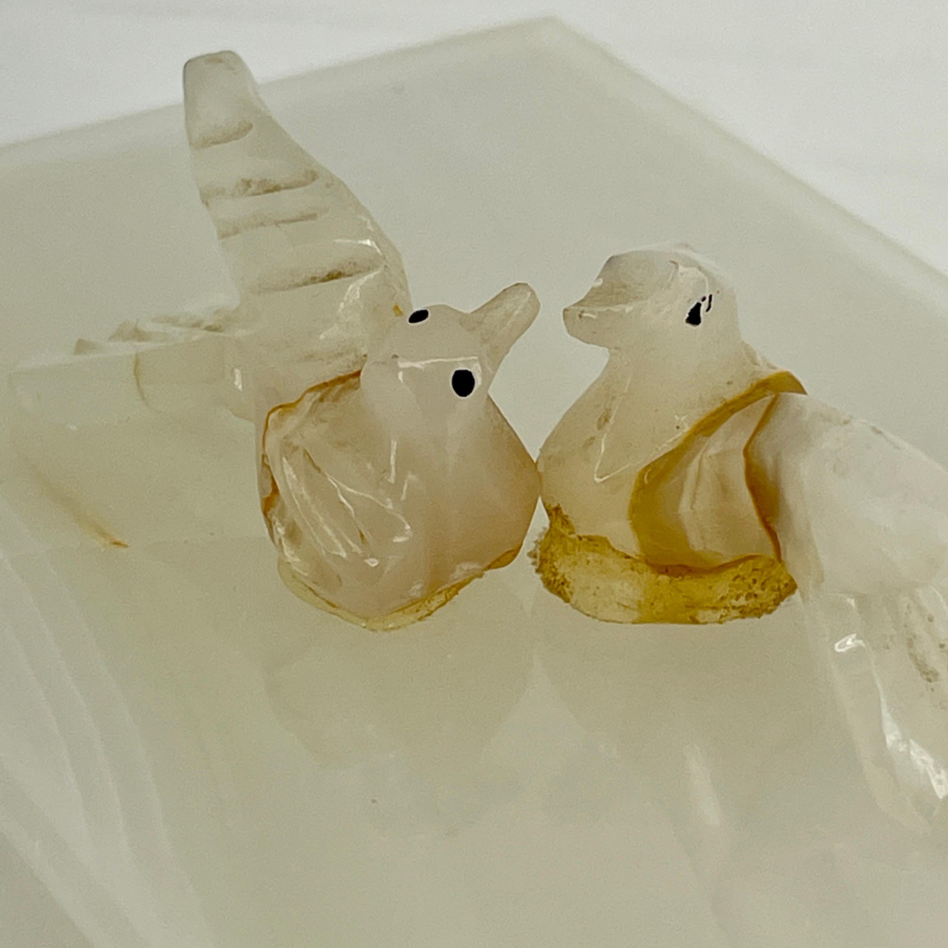 Boîte à bijoux rectangulaire en marbre avec deux oiseaux d'amour  en vente 4