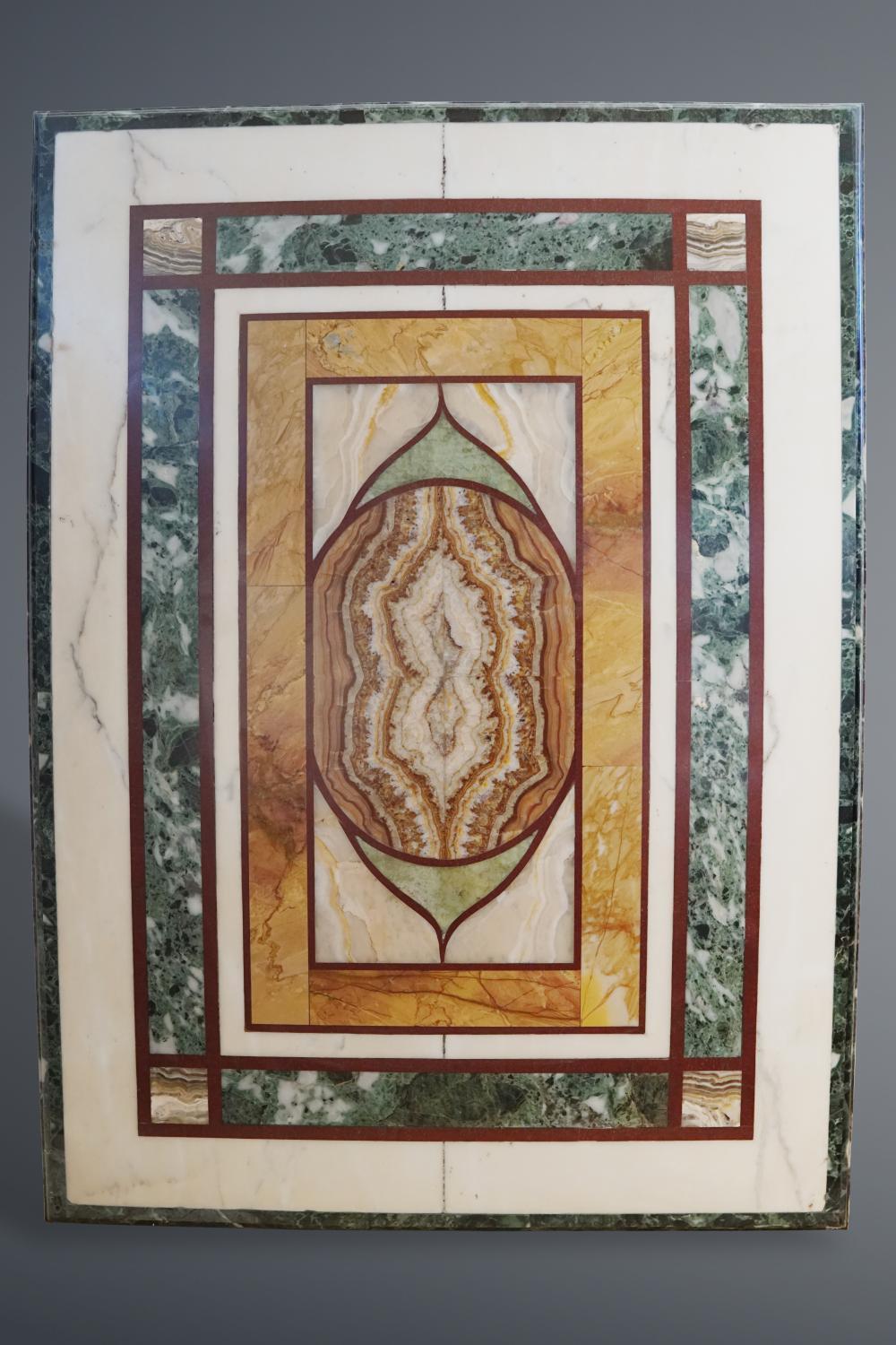 Tapa rectangular de mármol con incrustaciones de mármoles raros. Siglo XX. Buen estado - usado con pequeños signos de envejecimiento & amp; imperfecciones. PUEDES SOLICITAR MÁS FOTOS E INFORMACIÓN POR CORREO ELECTRÓNICO. PIANO RETTANGOLARE. Piano