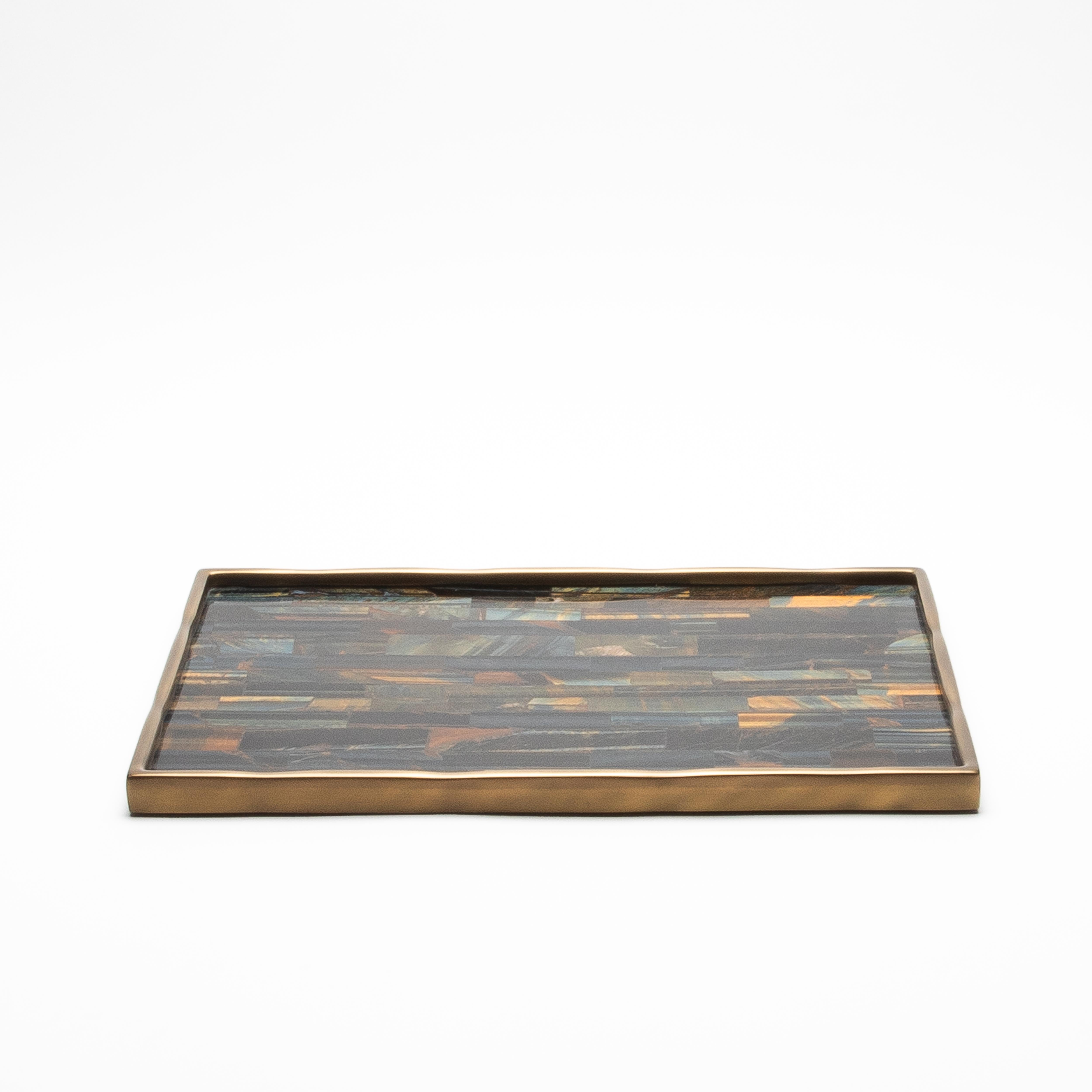 This Rectangular Melting Tray by R&Y Augousti is a masterful blend of natural luxury and artisanal craftsmanship. Made from the radiant Tiger Eye stone, the tray showcases a mesmerizing array of gold and deep blue hues, adding a touch of opulence to