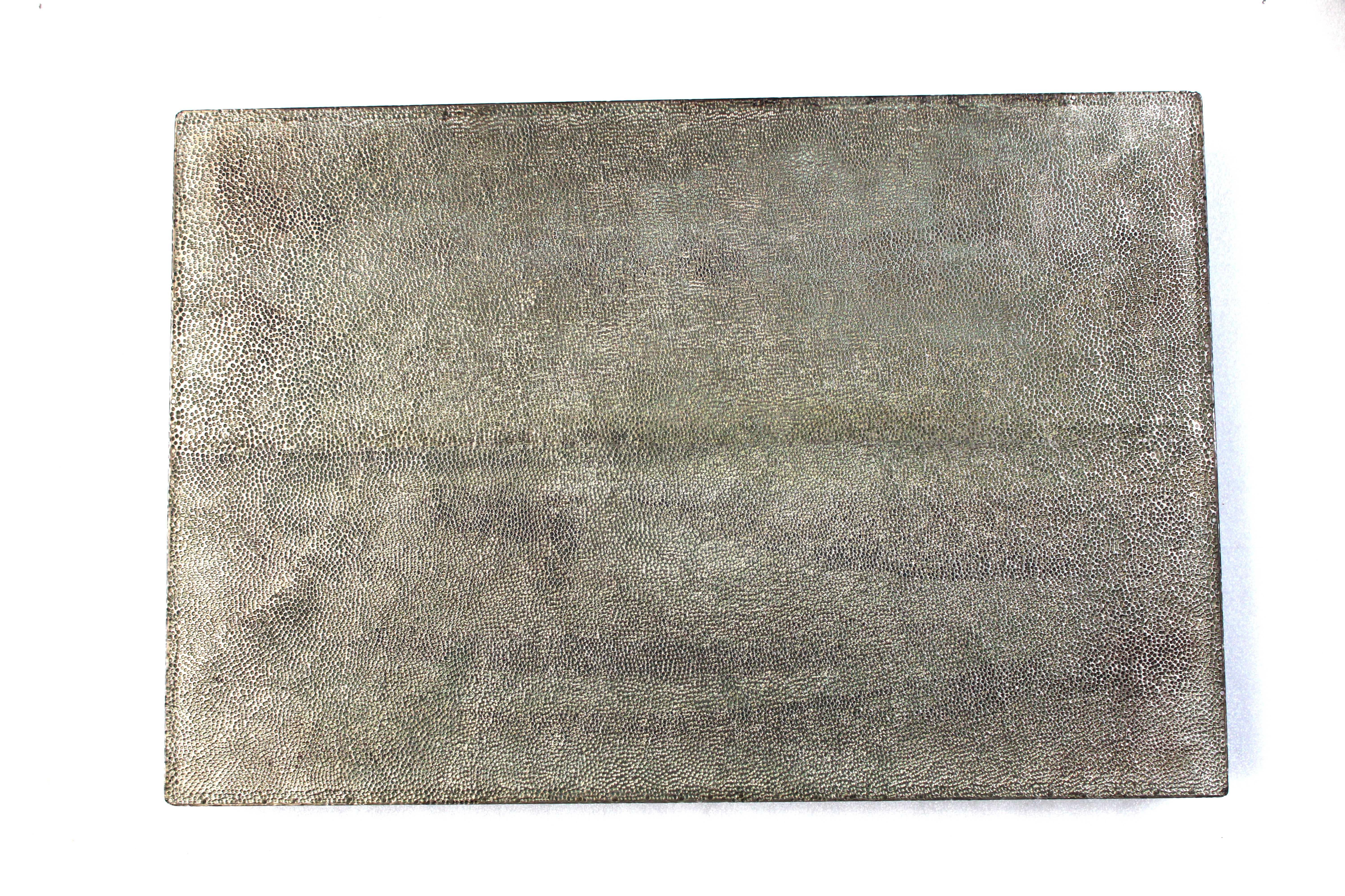 Rechteckiges Metalltablett aus antiker Bronze mit MDF-überzogenem Deckel von Stephanie Odegard (21. Jahrhundert und zeitgenössisch) im Angebot