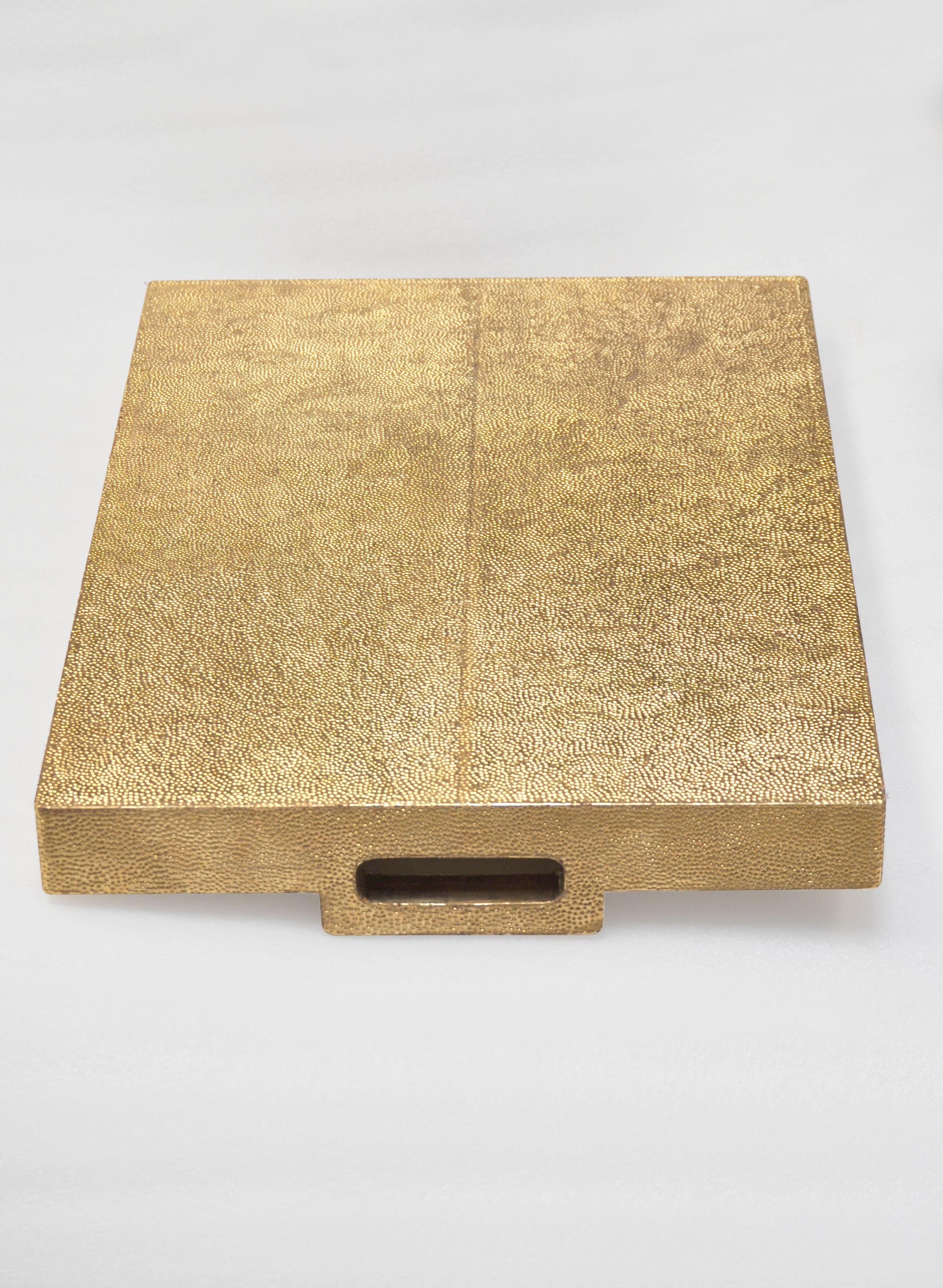 Plateau rectangulaire en métal recouvert de laiton et recouvert de MDF par Stephanie Odegard Neuf - En vente à New York, NY