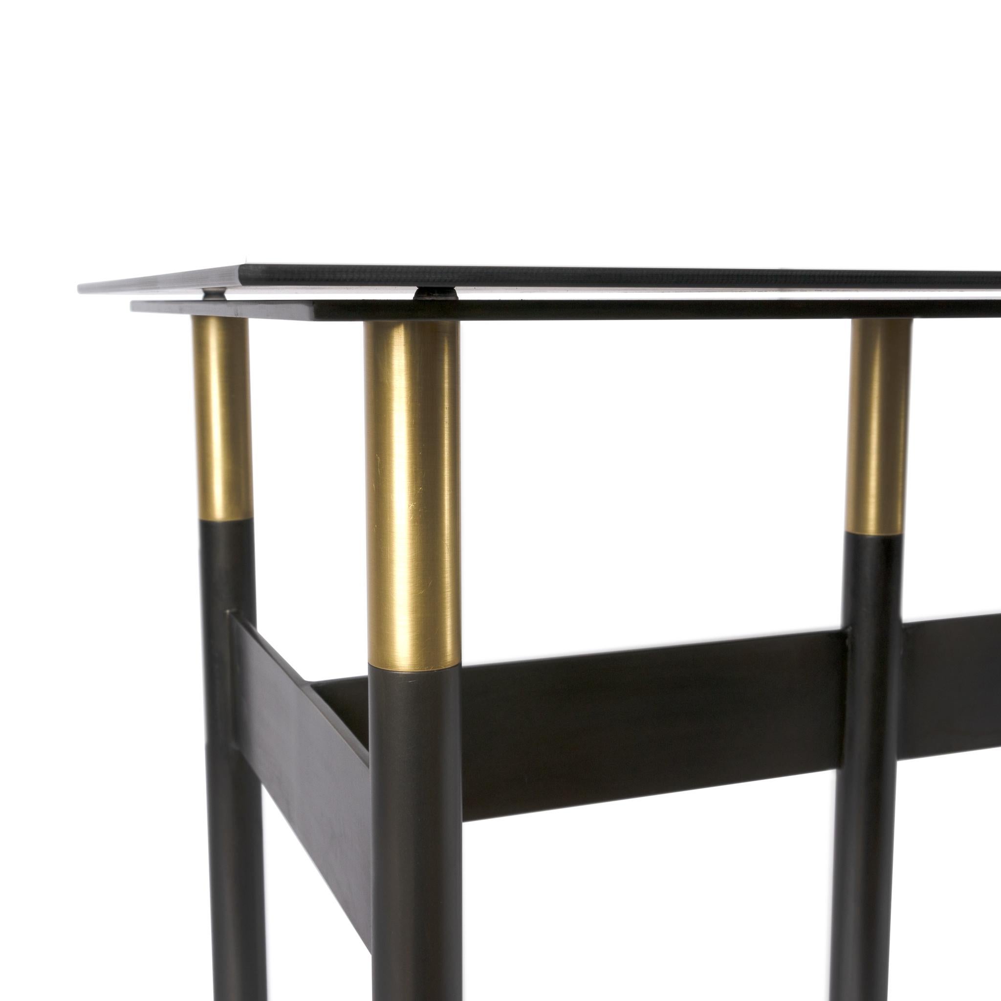 Américain Table console en métal avec détails en laiton brillant et plateau en verre teinté miroir, EN STOCK en vente