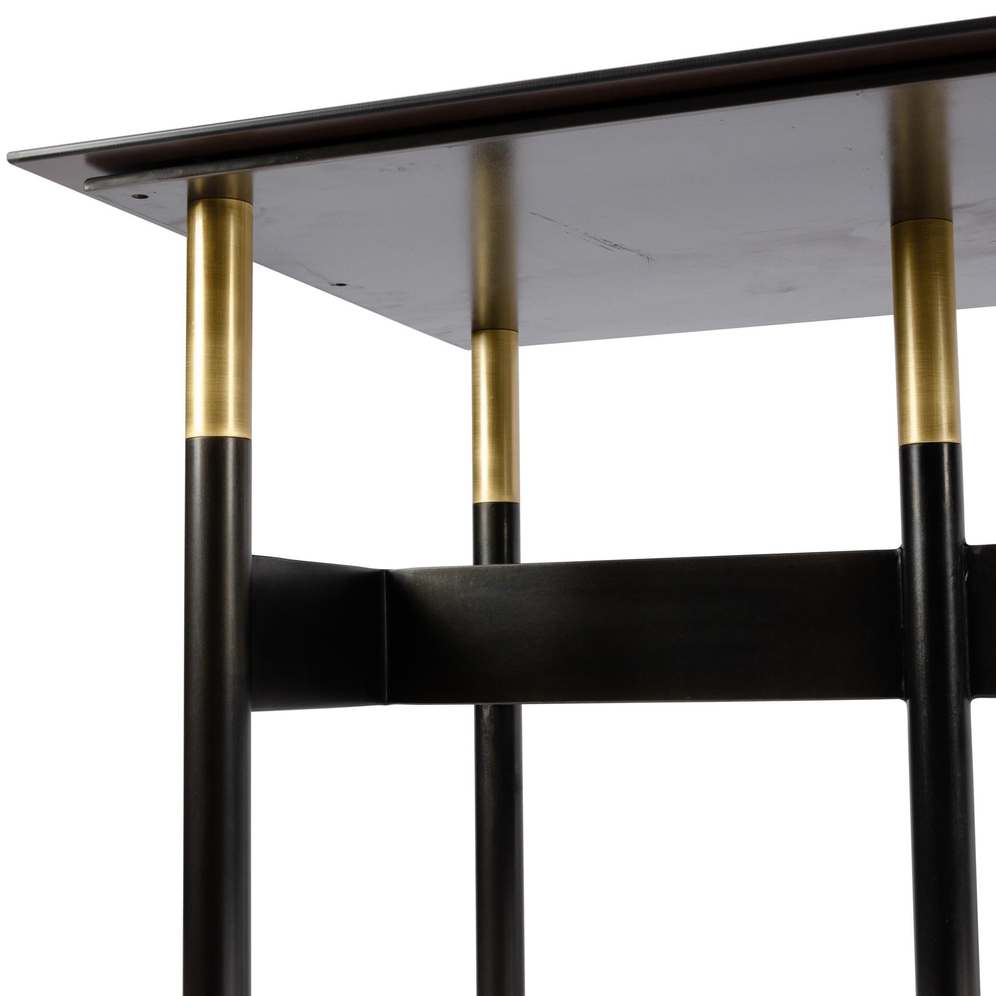 Noirci Table console en métal avec détails en laiton brillant et plateau en verre teinté miroir, EN STOCK en vente
